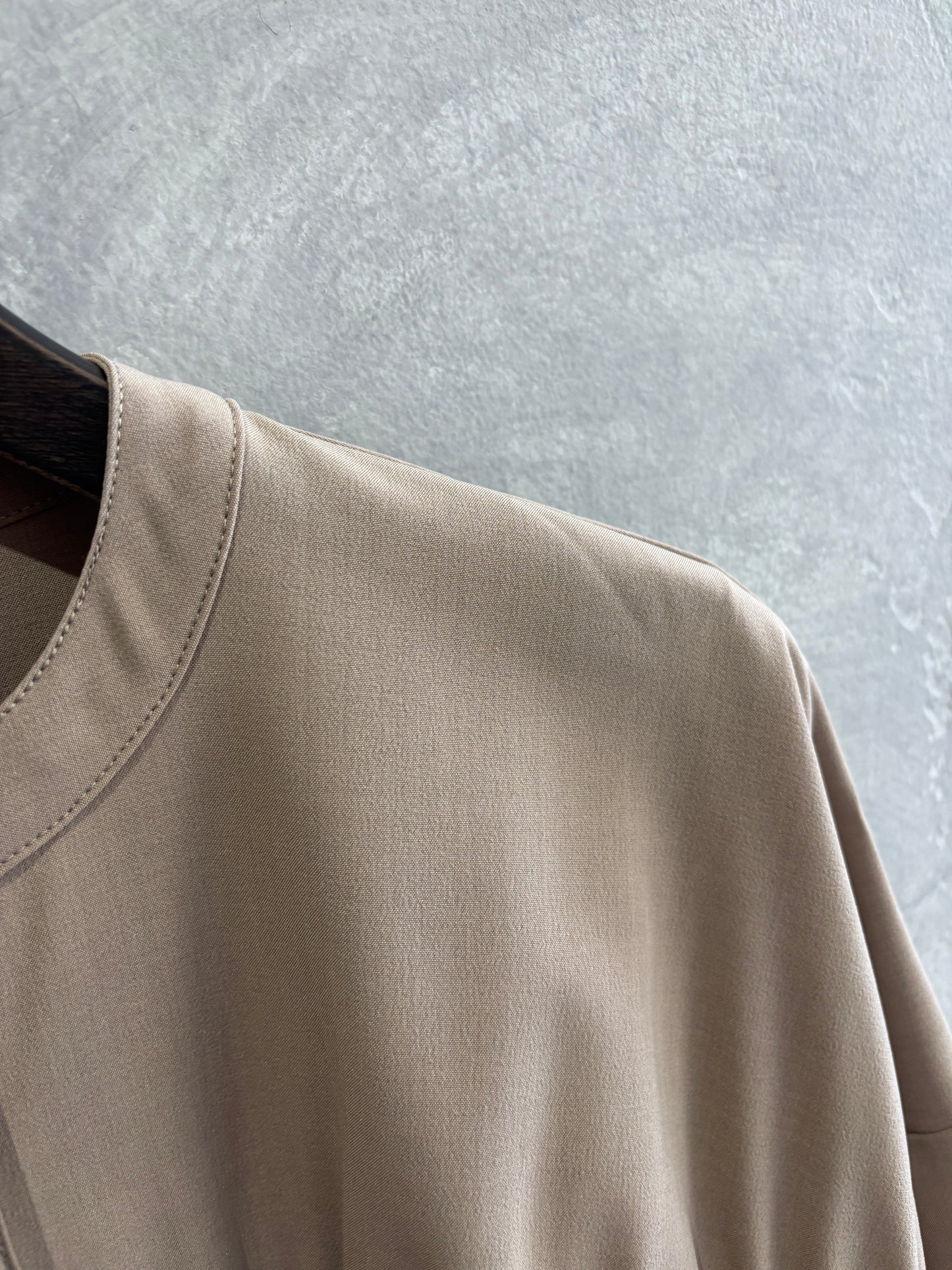 シャーリングティアードブラウス／CYAN tokyo