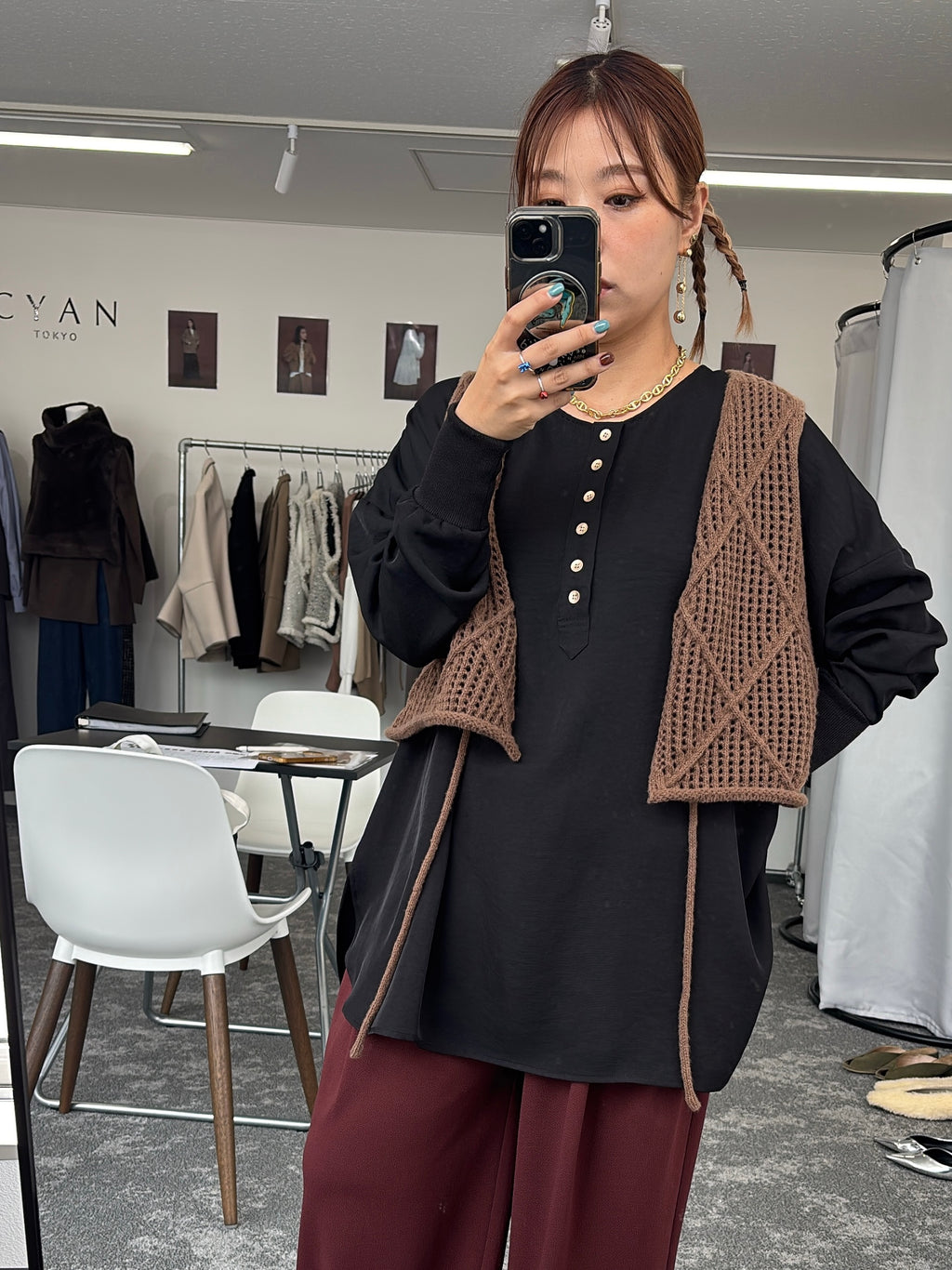 グロッシーヘンリーリブブラウス／CYAN tokyo