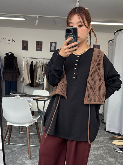 グロッシーヘンリーリブブラウス／CYAN tokyo