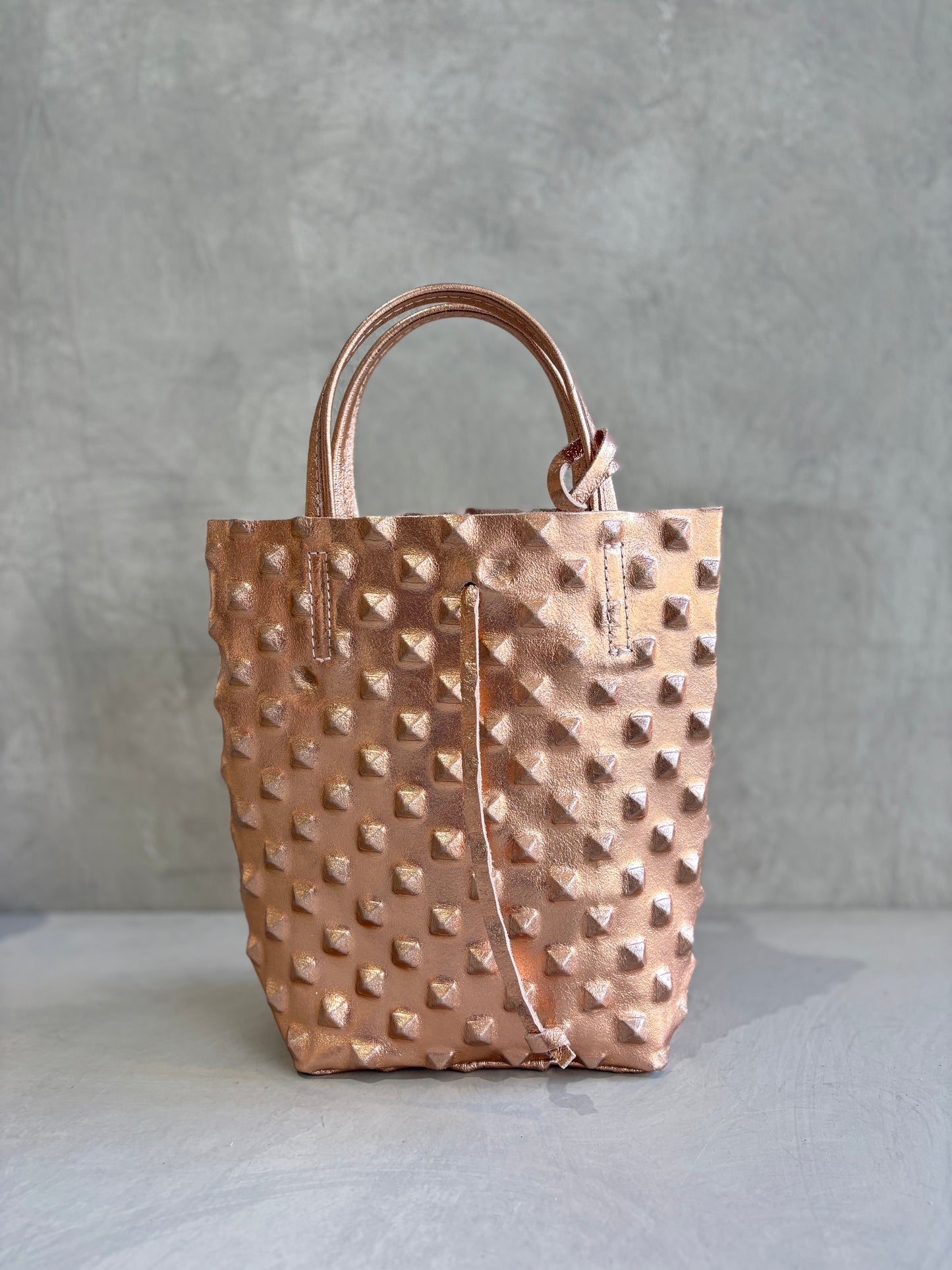 スタッズエンボスバッグ／イタリア・フィレンチェのレザーバッグ