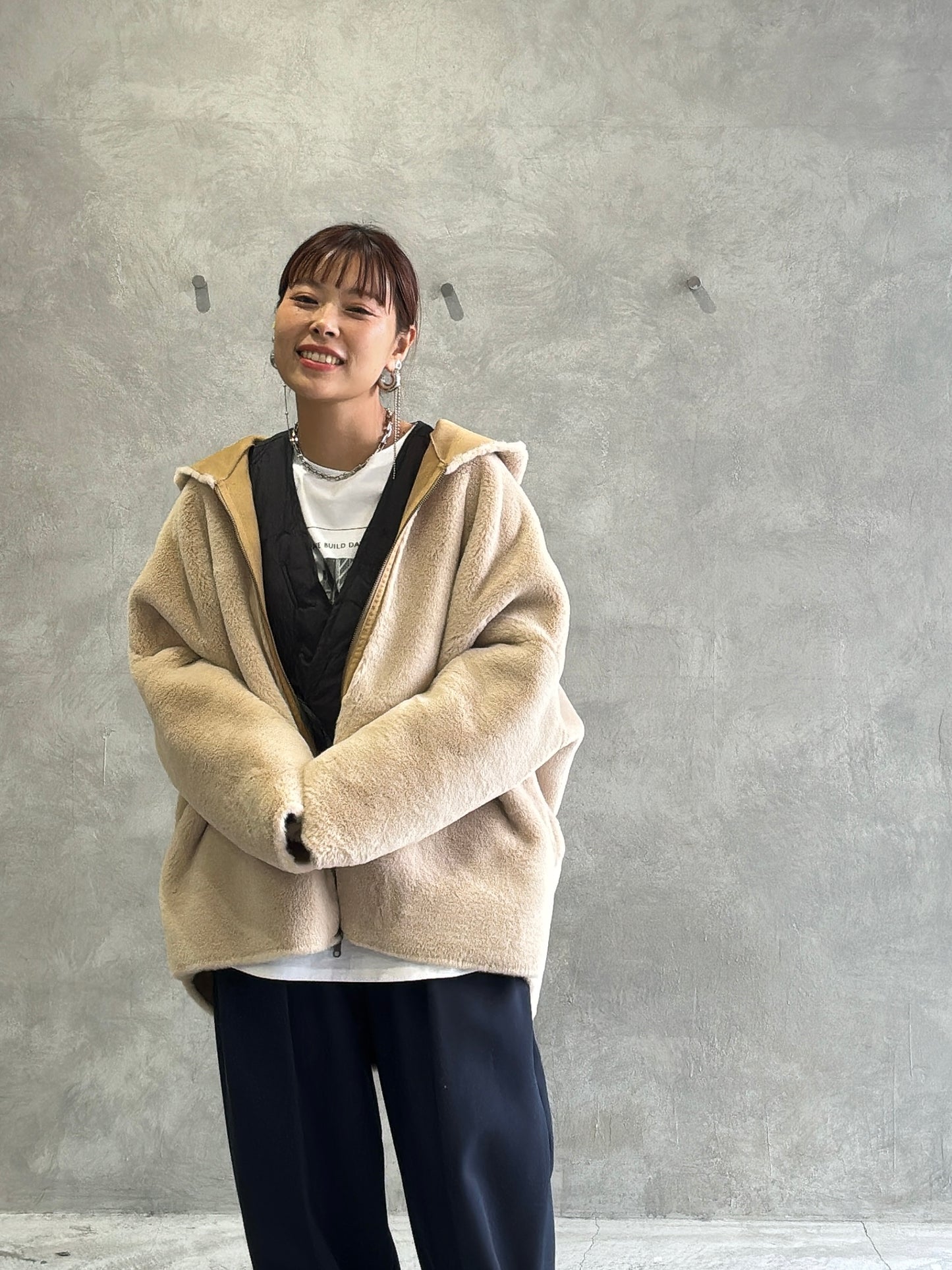 リバーシブルフェイクムートンフードコート／Dignite collier