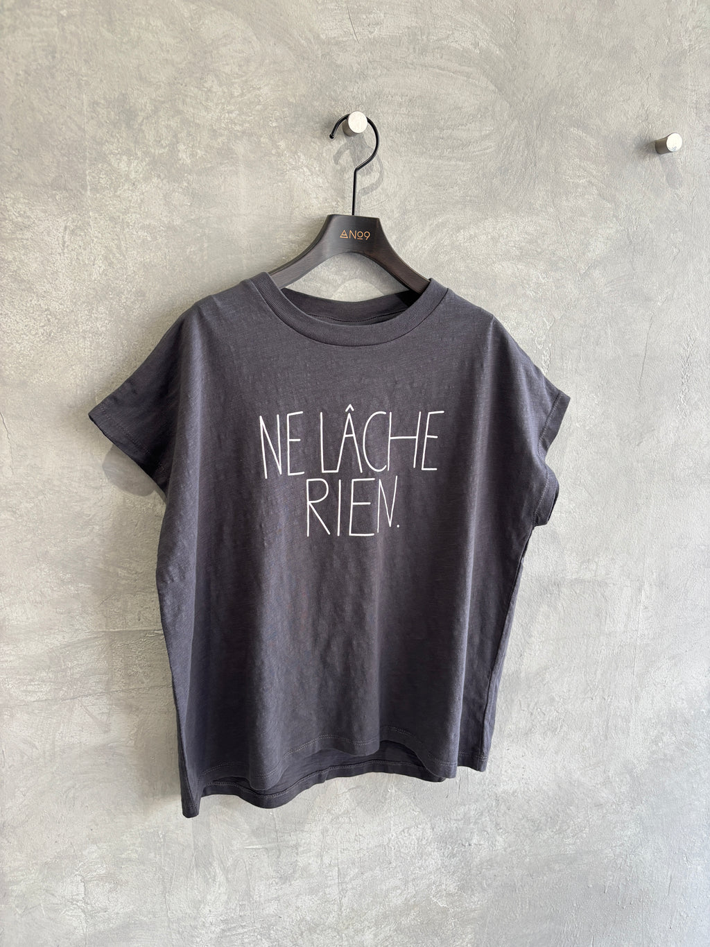 受付終了【予約販売】NE LACHE RIENロゴゆるフレンチスラブTシャツ／ING