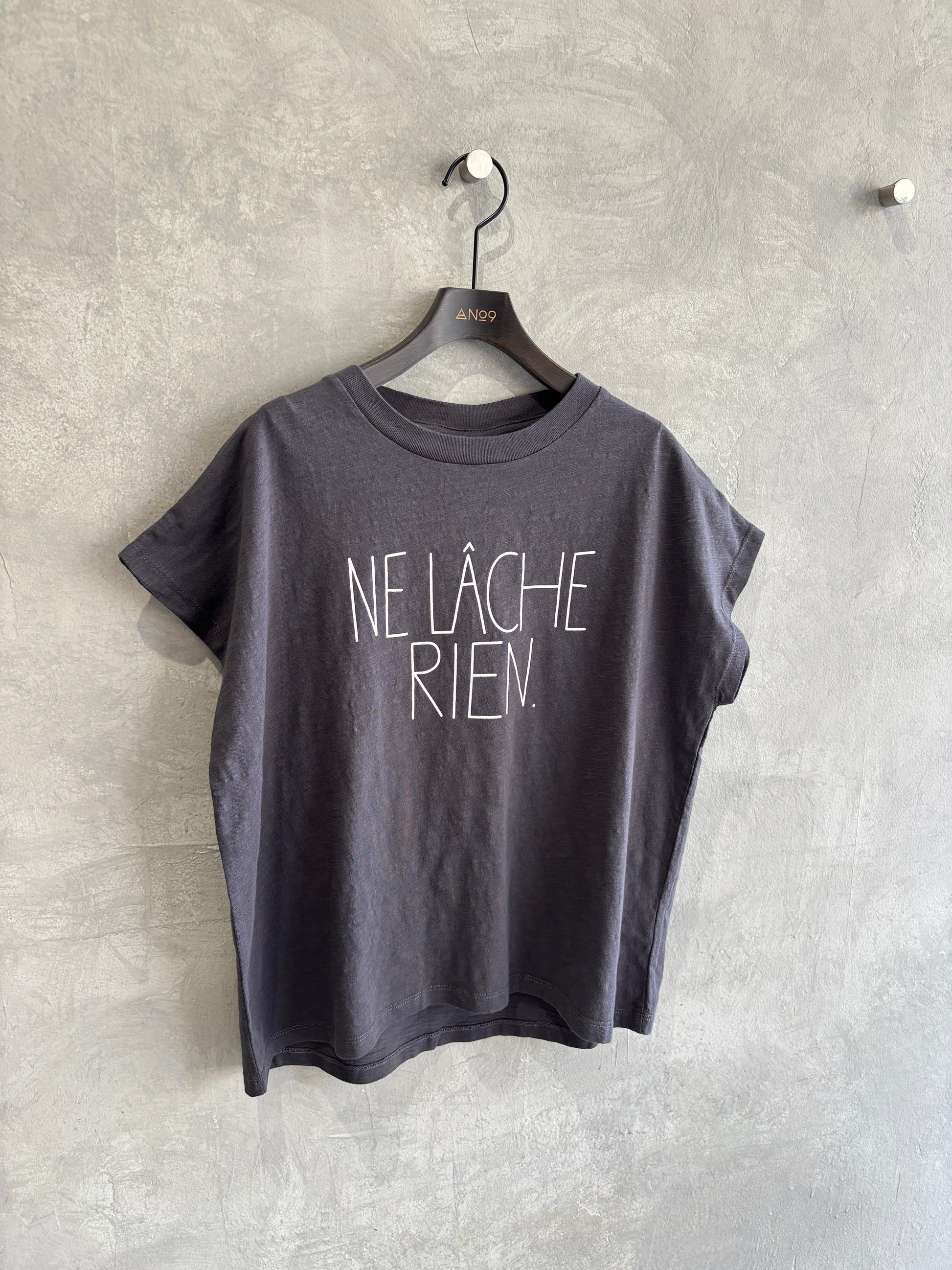 【予約販売】NE LACHE RIENロゴゆるフレンチスラブTシャツ／ING