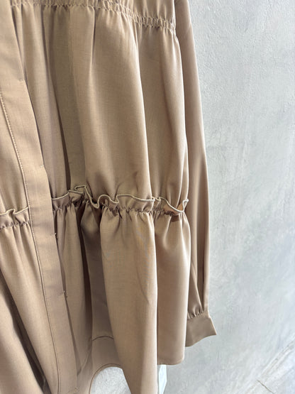 シャーリングティアードブラウス／CYAN tokyo