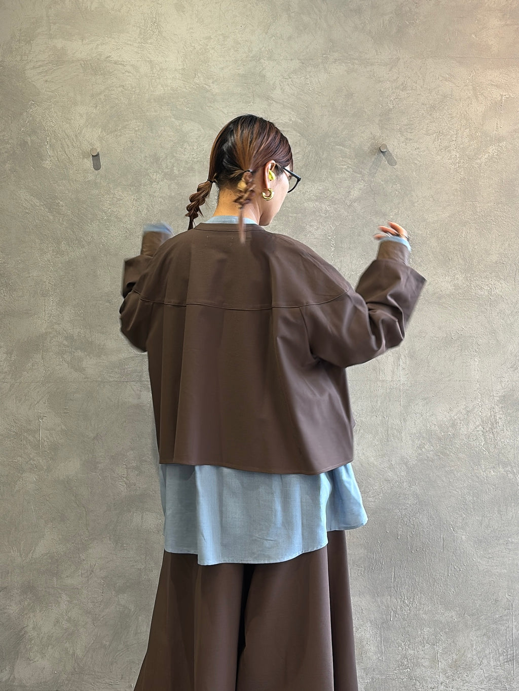 ラウンドステッチサーキュラシャツ／CYAN tokyo