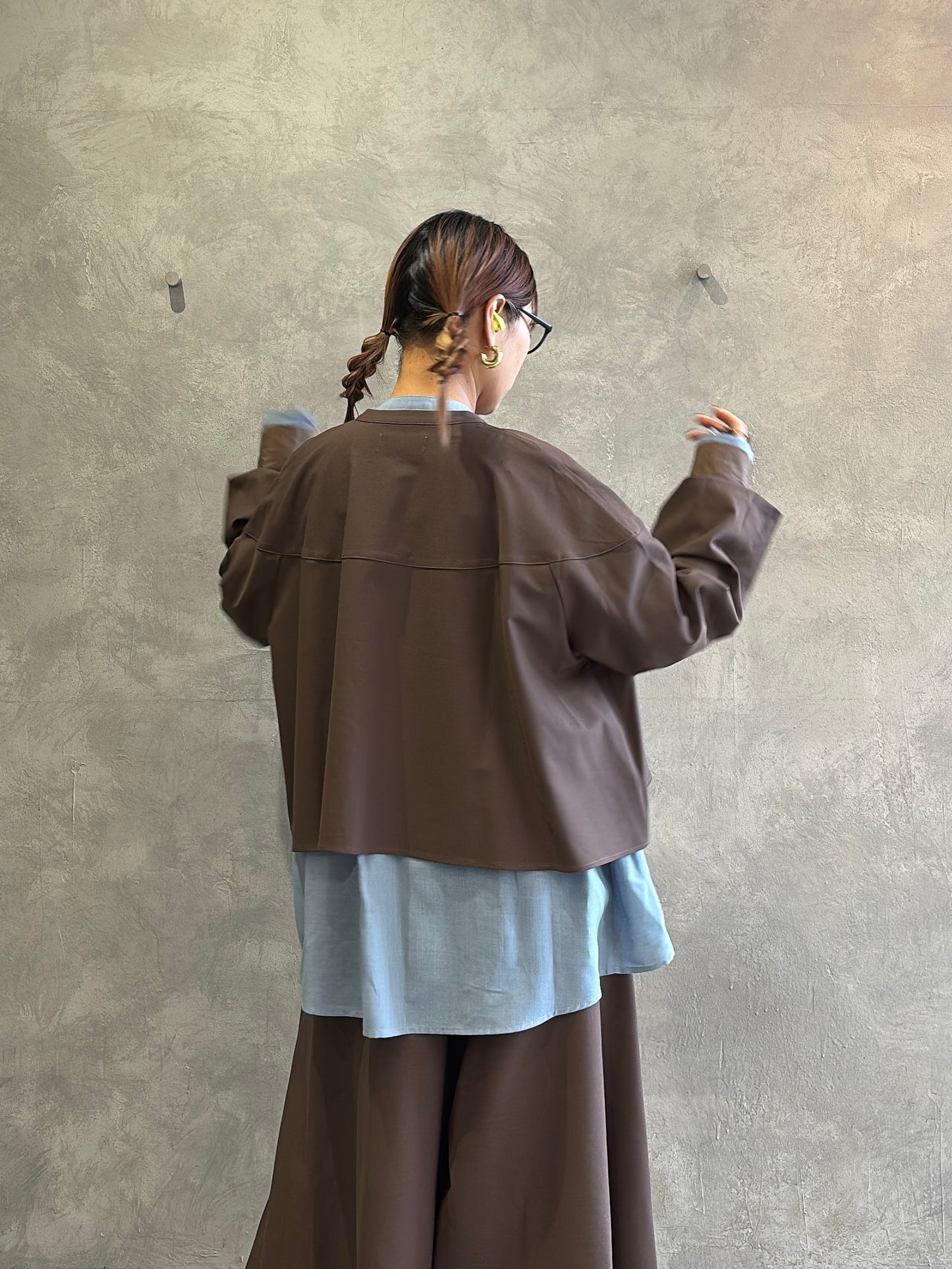 ラウンドステッチサーキュラシャツ／CYAN tokyo