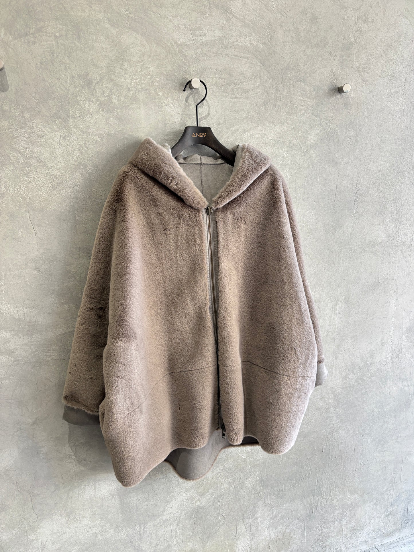 リバーシブルフェイクムートンフードコート／Dignite collier