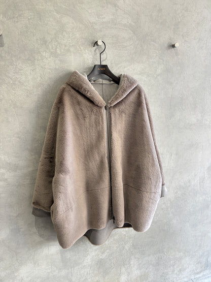 リバーシブルフェイクムートンフードコート／Dignite collier