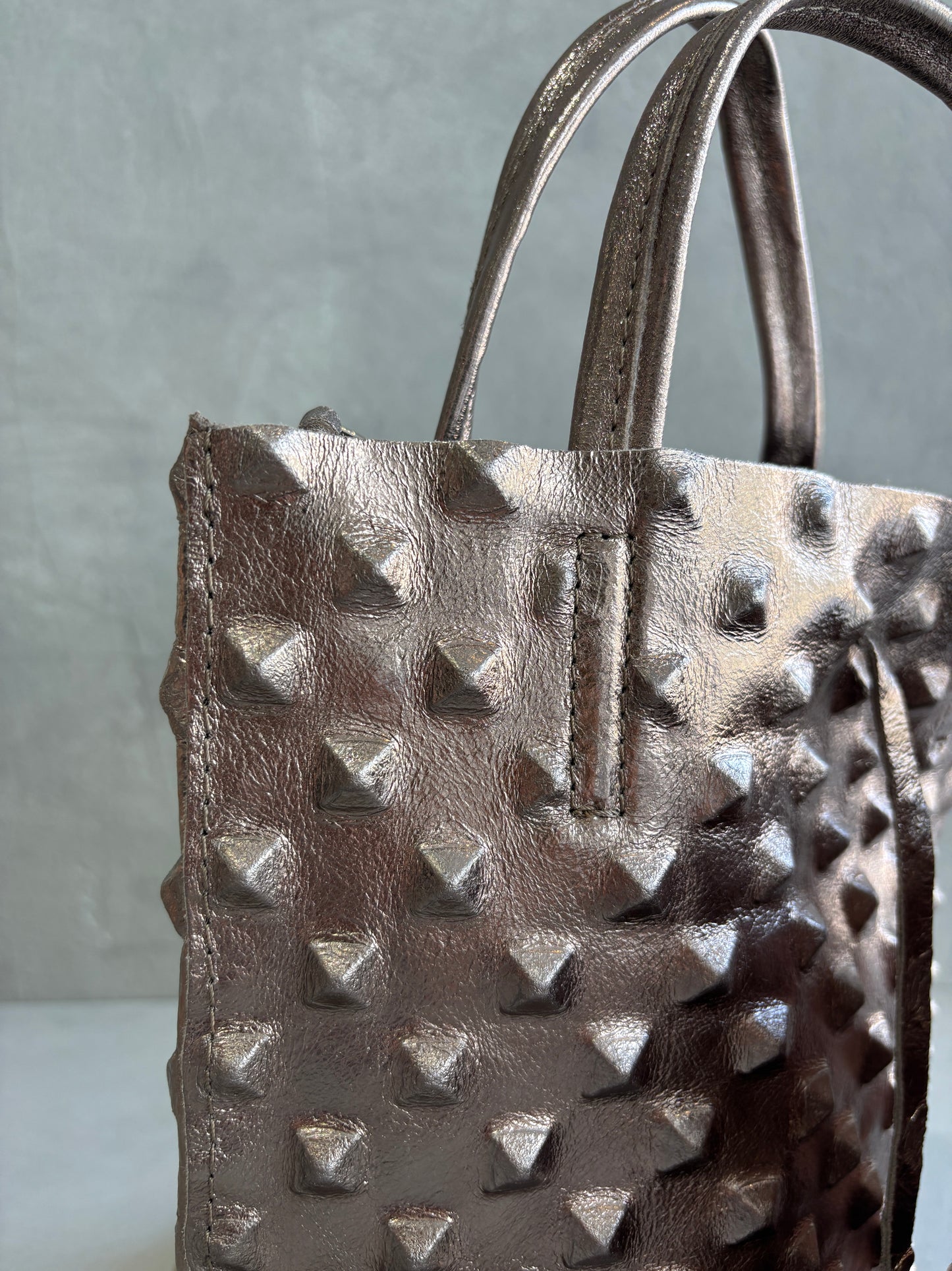 スタッズエンボスバッグ／イタリア・フィレンチェのレザーバッグ