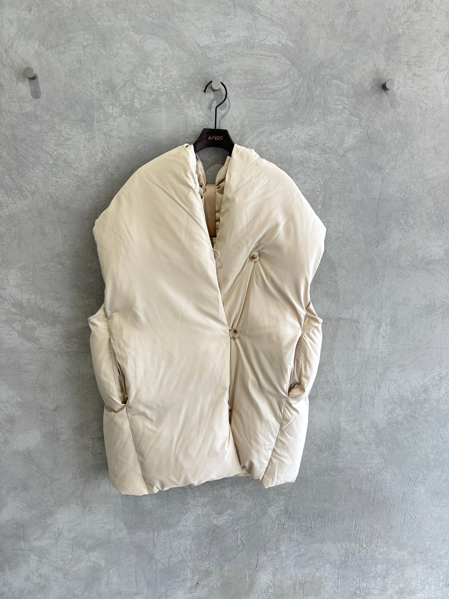 ストールライクダウンベスト／CYAN TOKYO