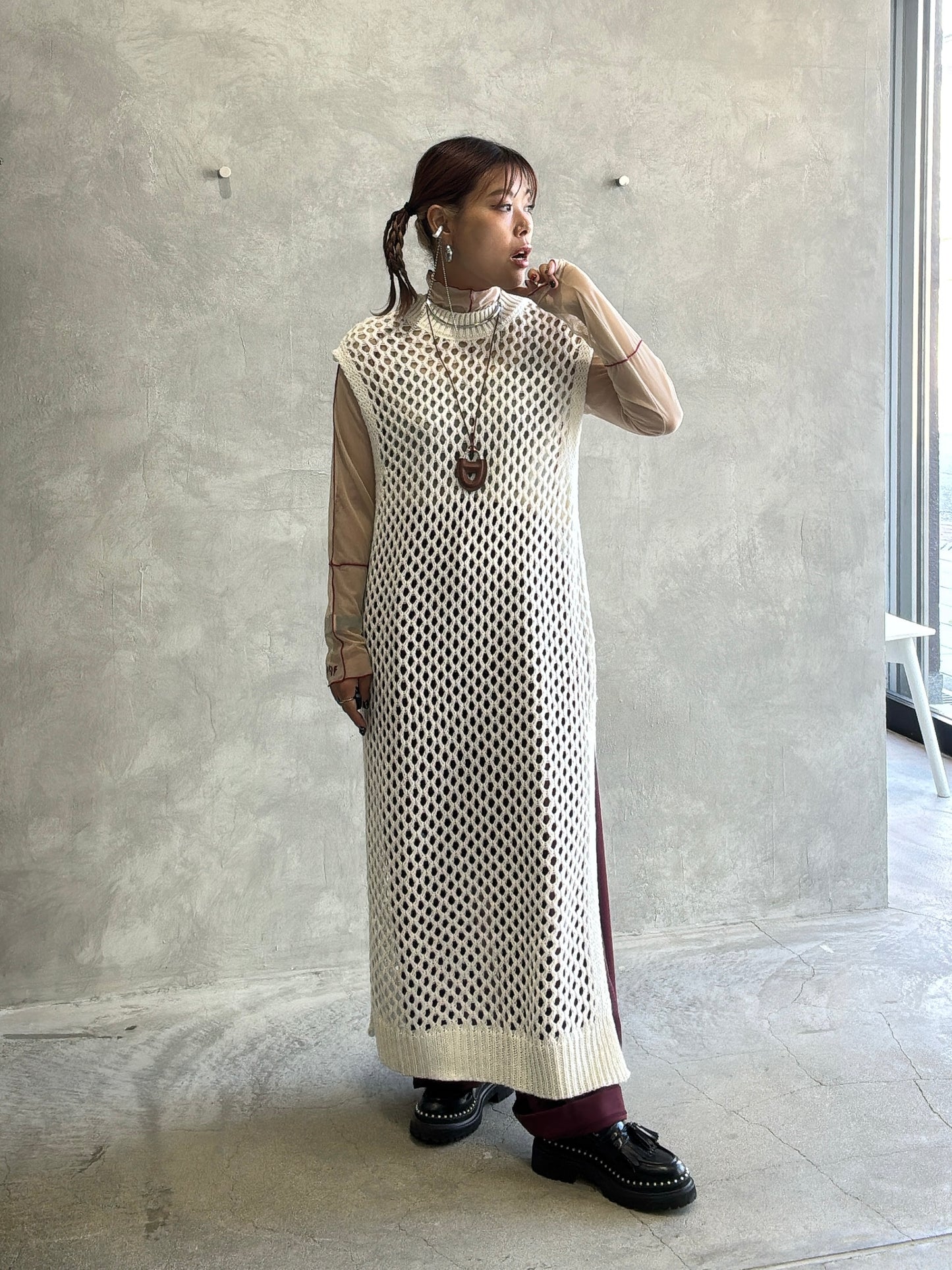 バックオープンメッシュニットワンピース／LHELBIE