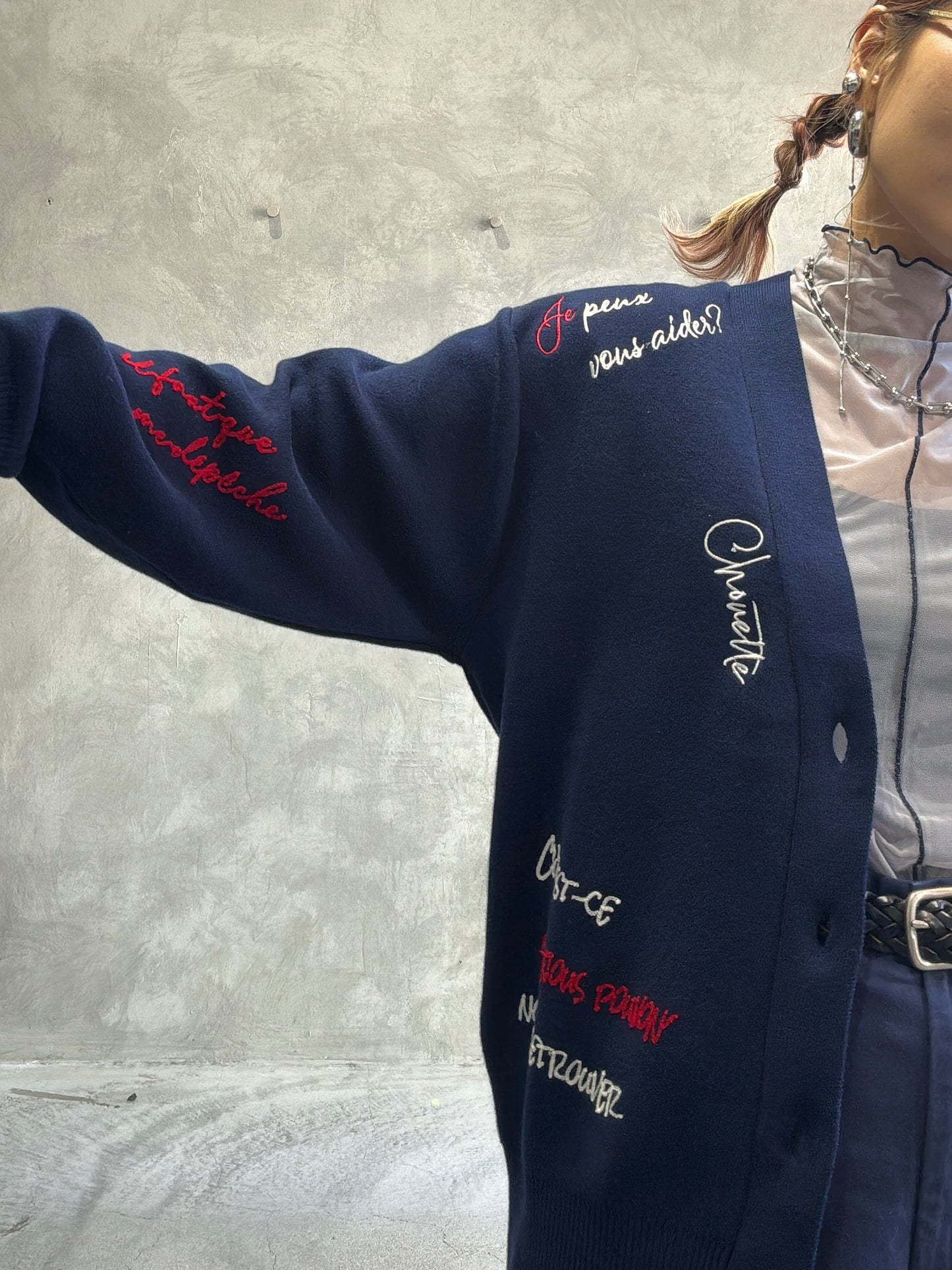 刺繍ロゴニットカーディガン／LHELBIE