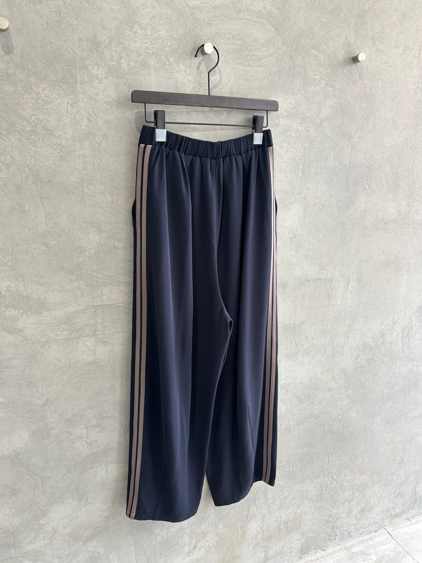 サイドラインバレルレッグパンツ／ayane