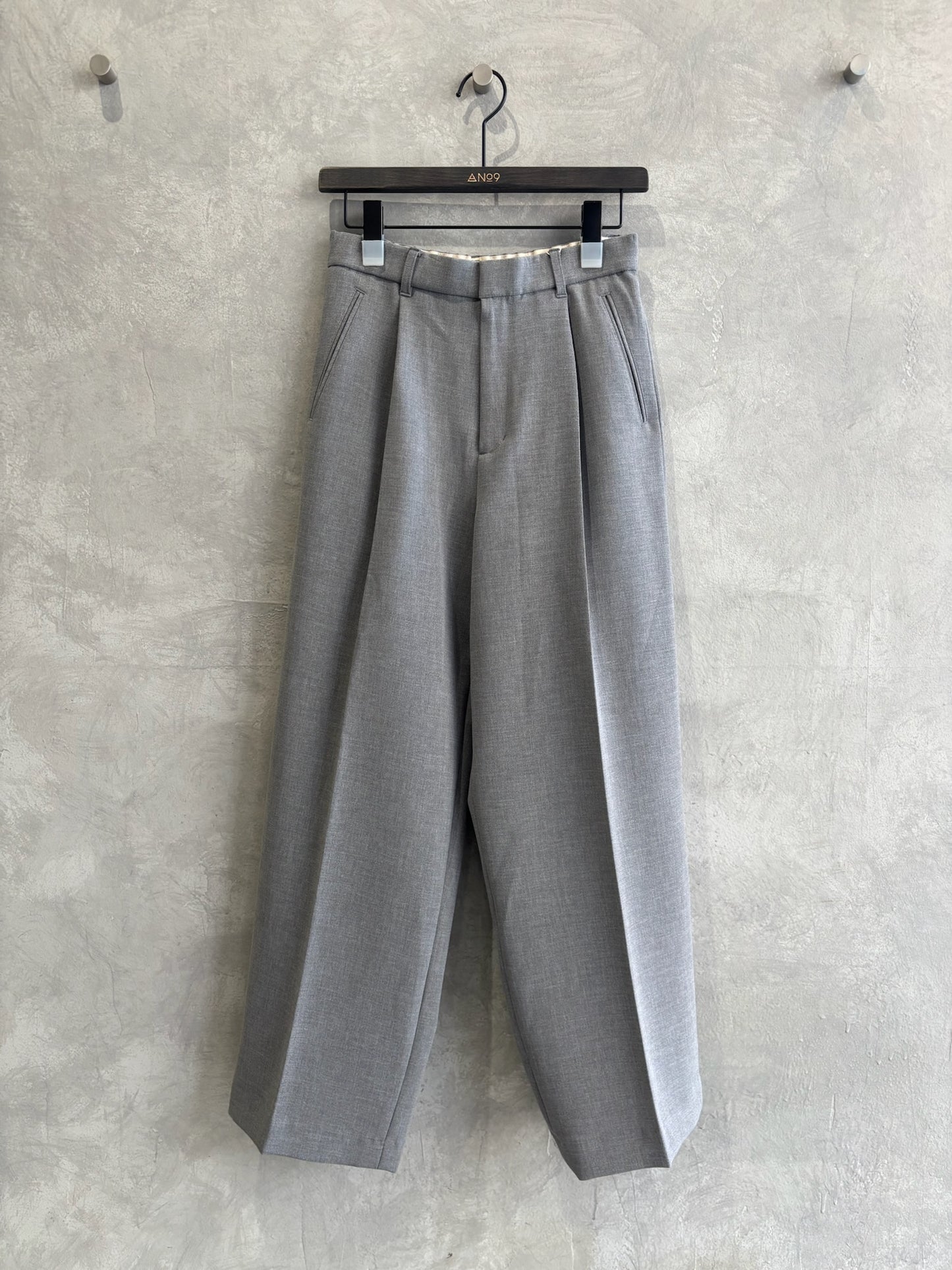 ディープタックパンツ／LE MÉLANGE