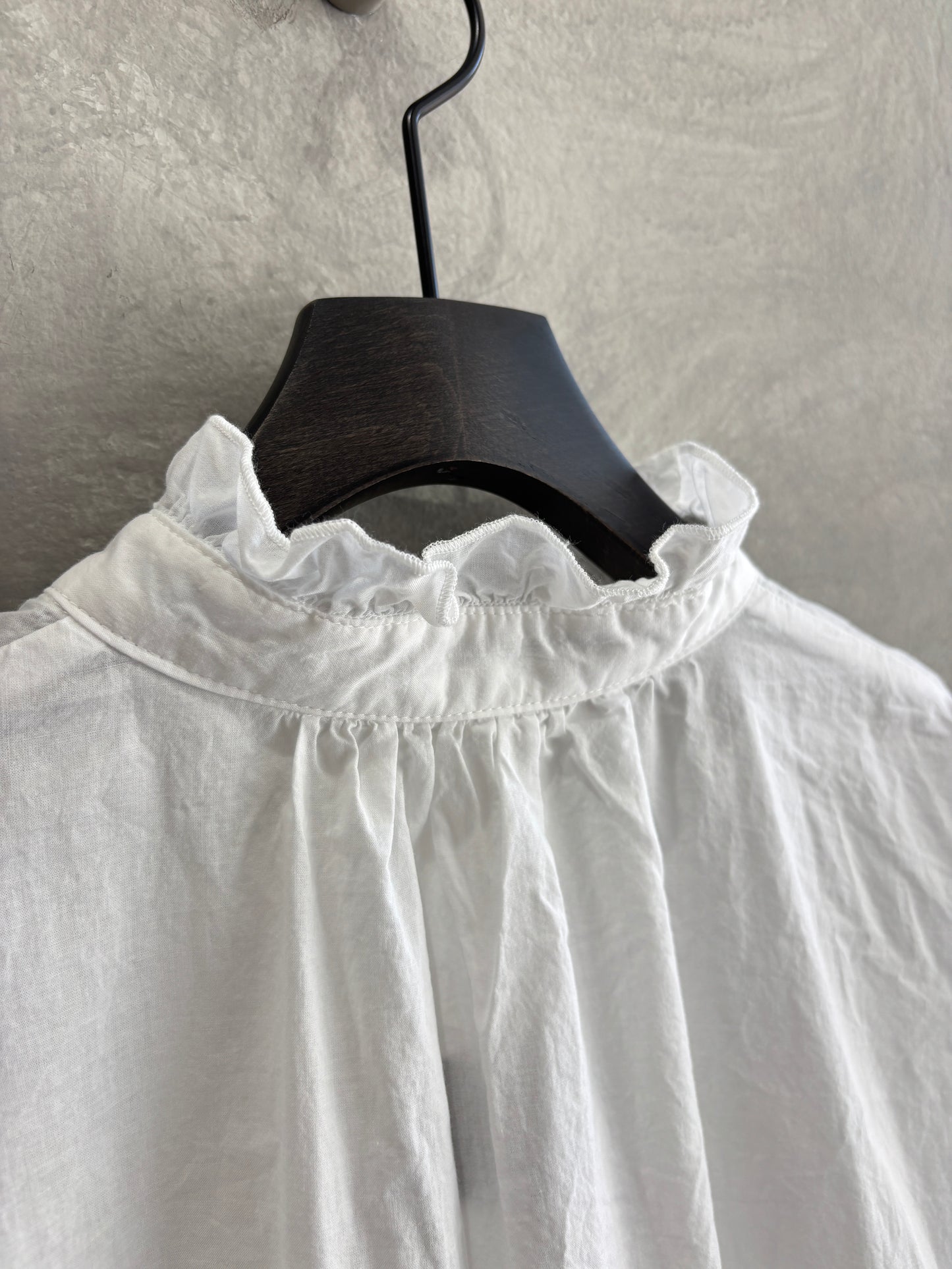 フリルブラウス／vent blanc