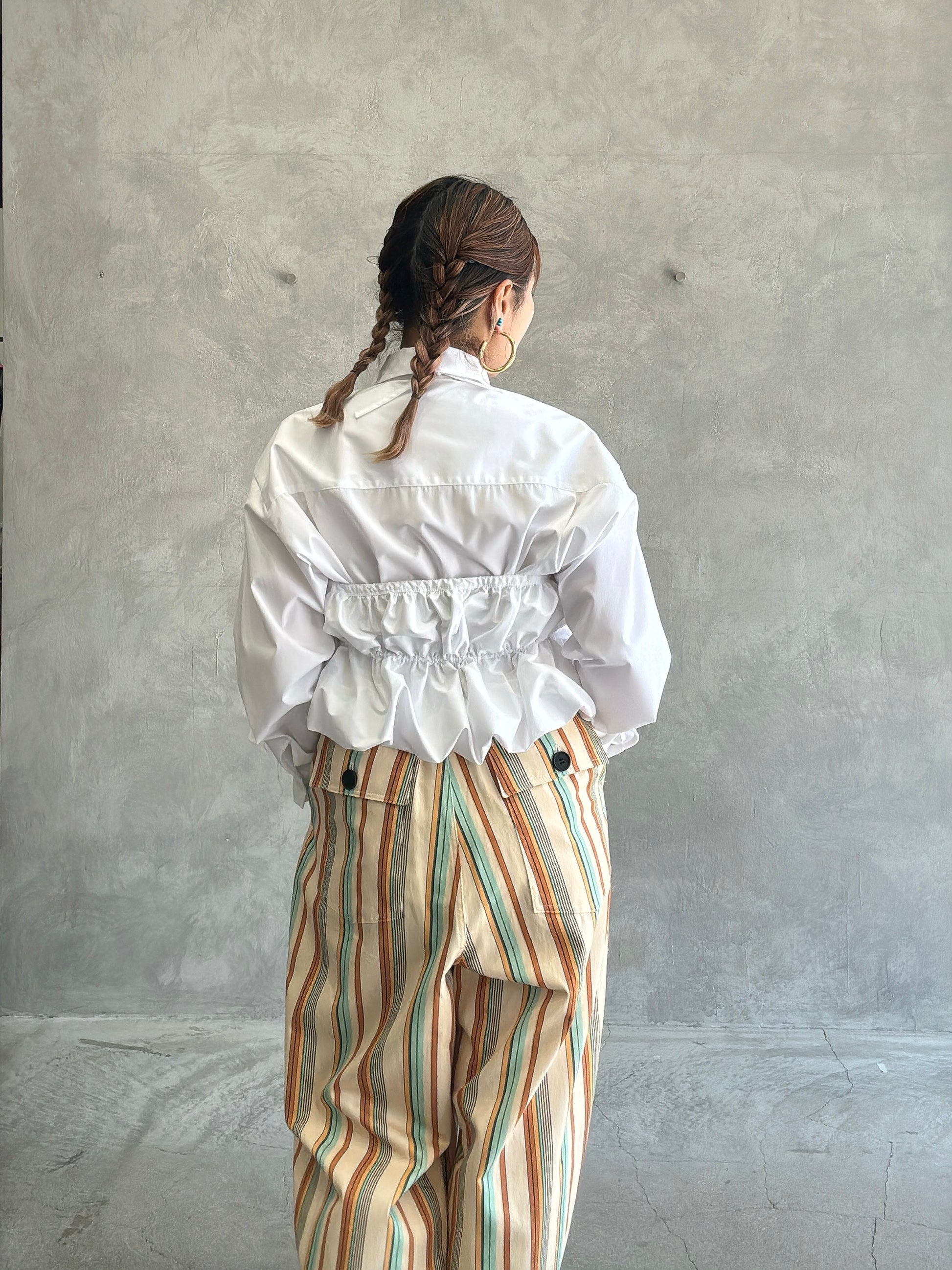 ギャザーぺプラム付きシャツ／VERSEAU