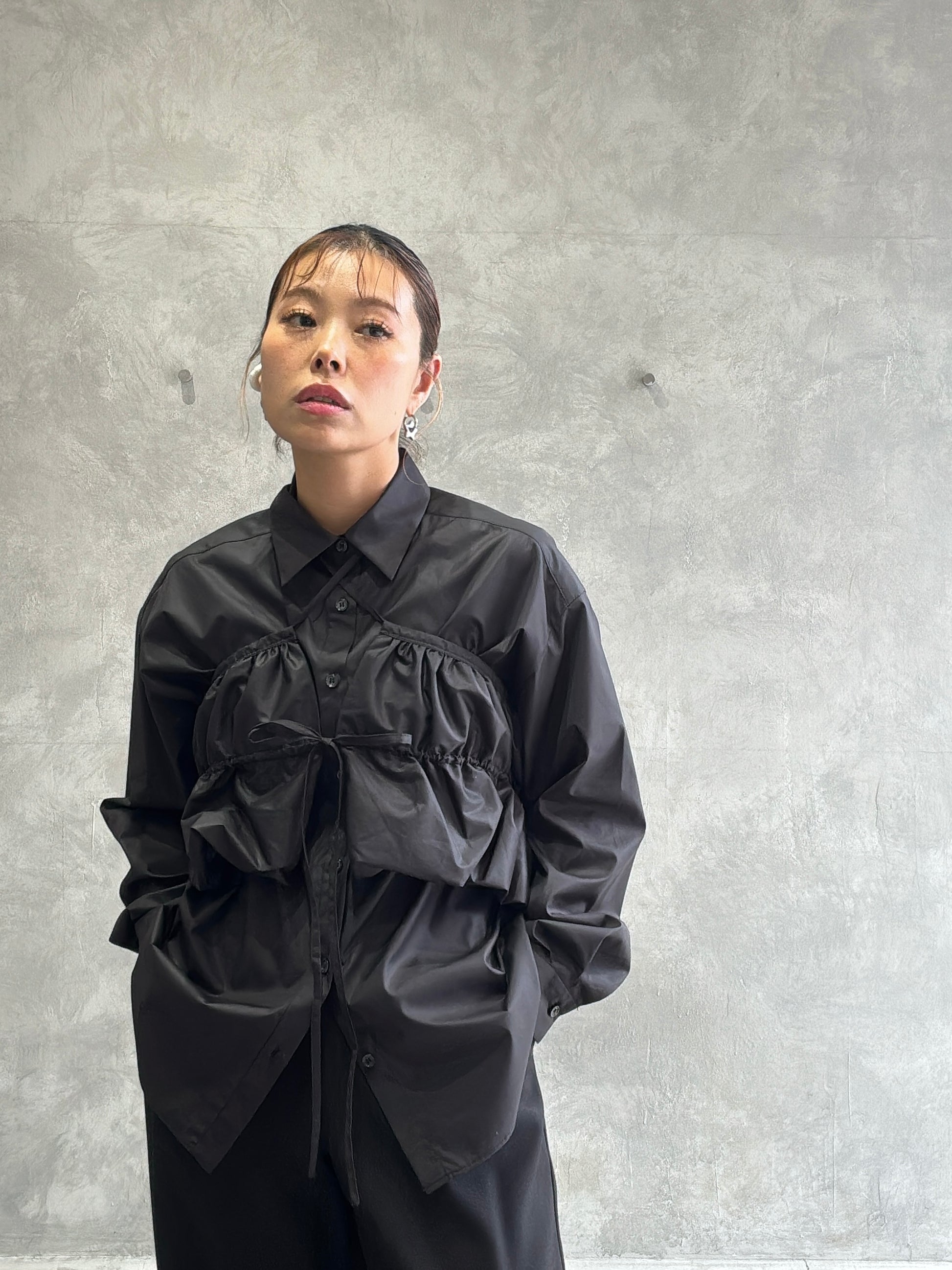 ギャザーぺプラム付きシャツ／VERSEAU