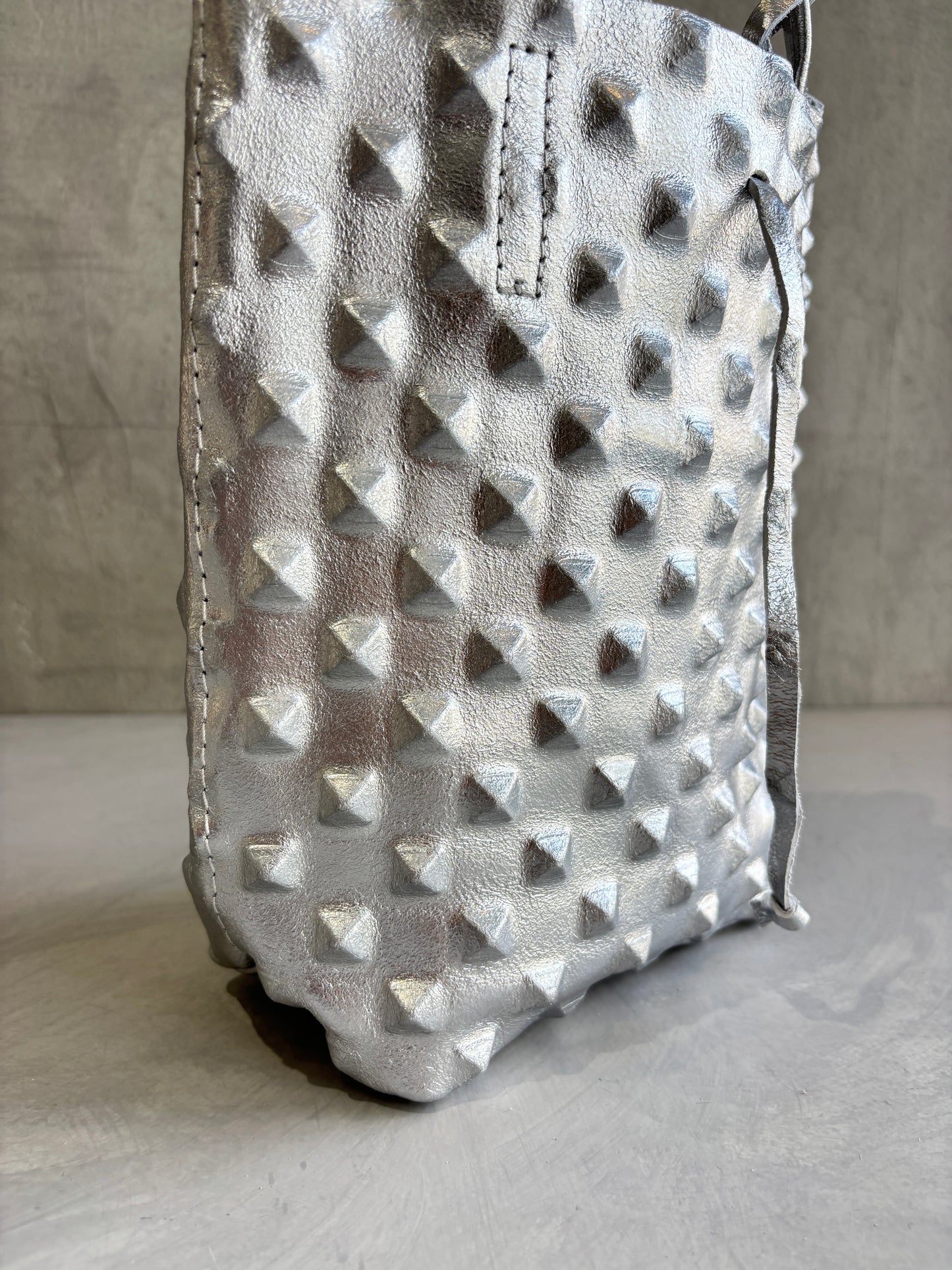 スタッズエンボスバッグ／イタリア・フィレンチェのレザーバッグ