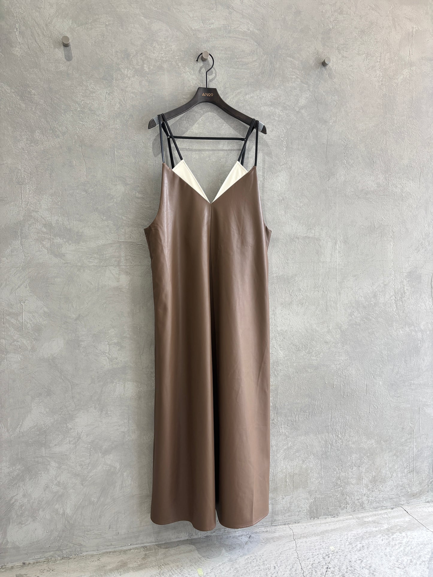 【再入荷】バイカラーフェイクレザージャンパースカート／LHELBIE