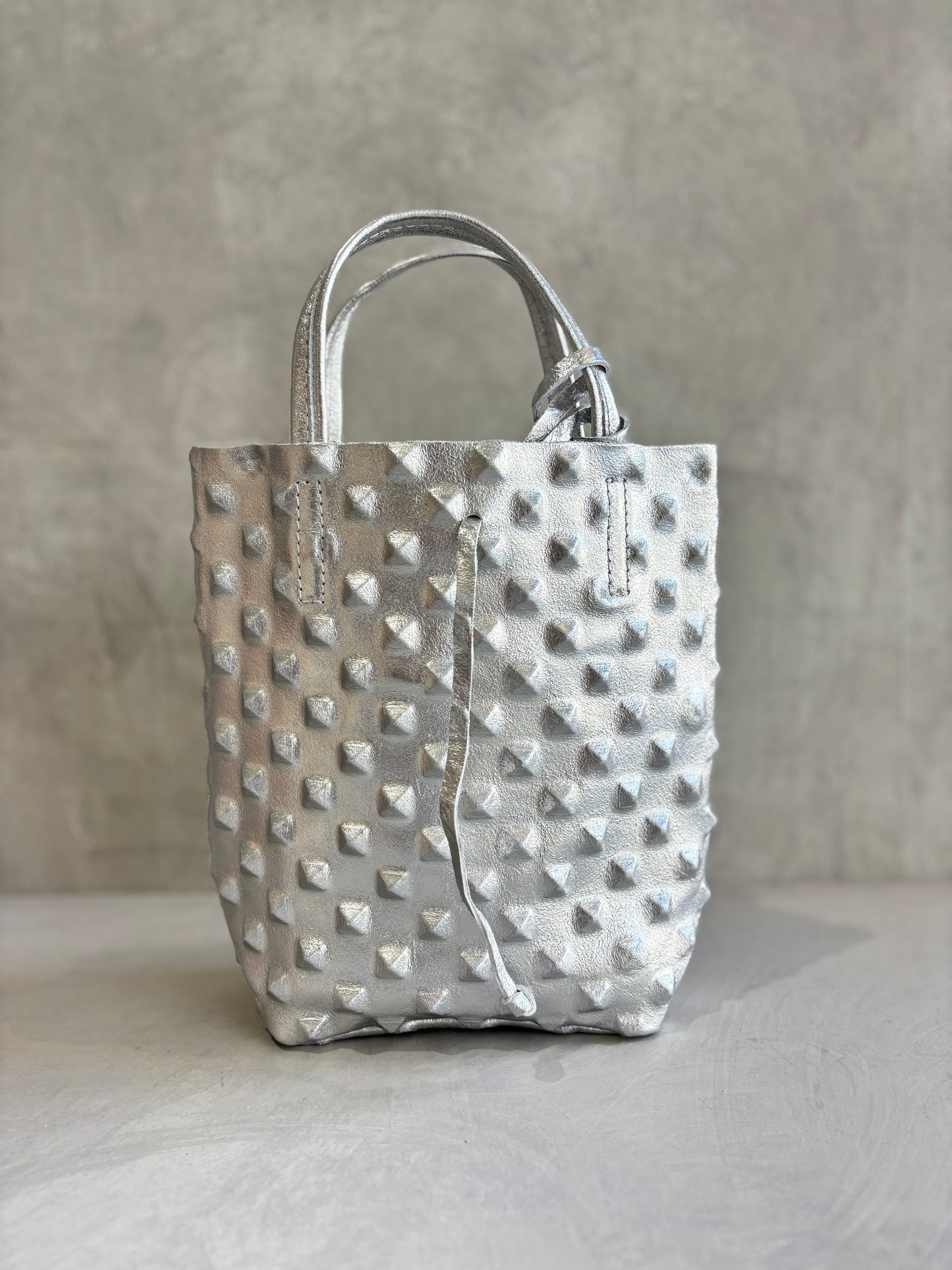 スタッズエンボスバッグ／イタリア・フィレンチェのレザーバッグ