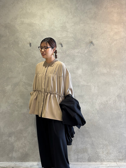 シャーリングティアードブラウス／CYAN tokyo