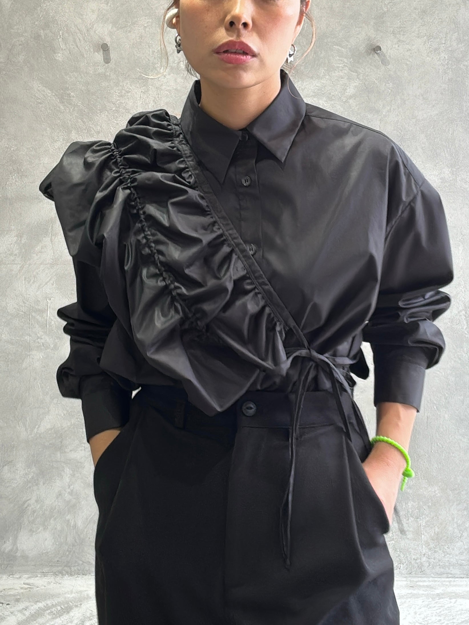 ギャザーぺプラム付きシャツ／VERSEAU