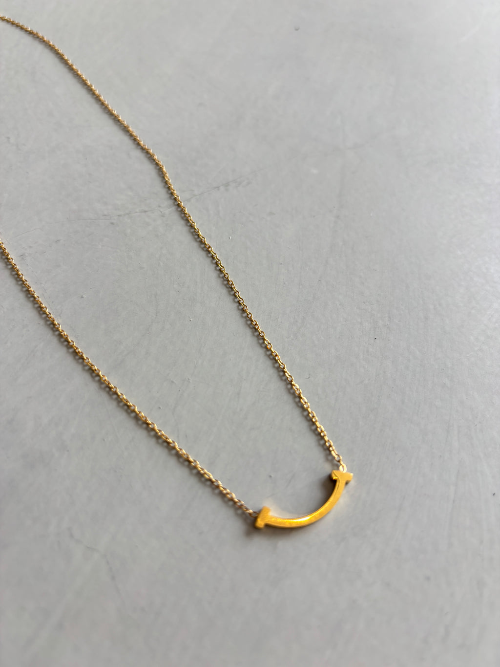 カーブネックレス