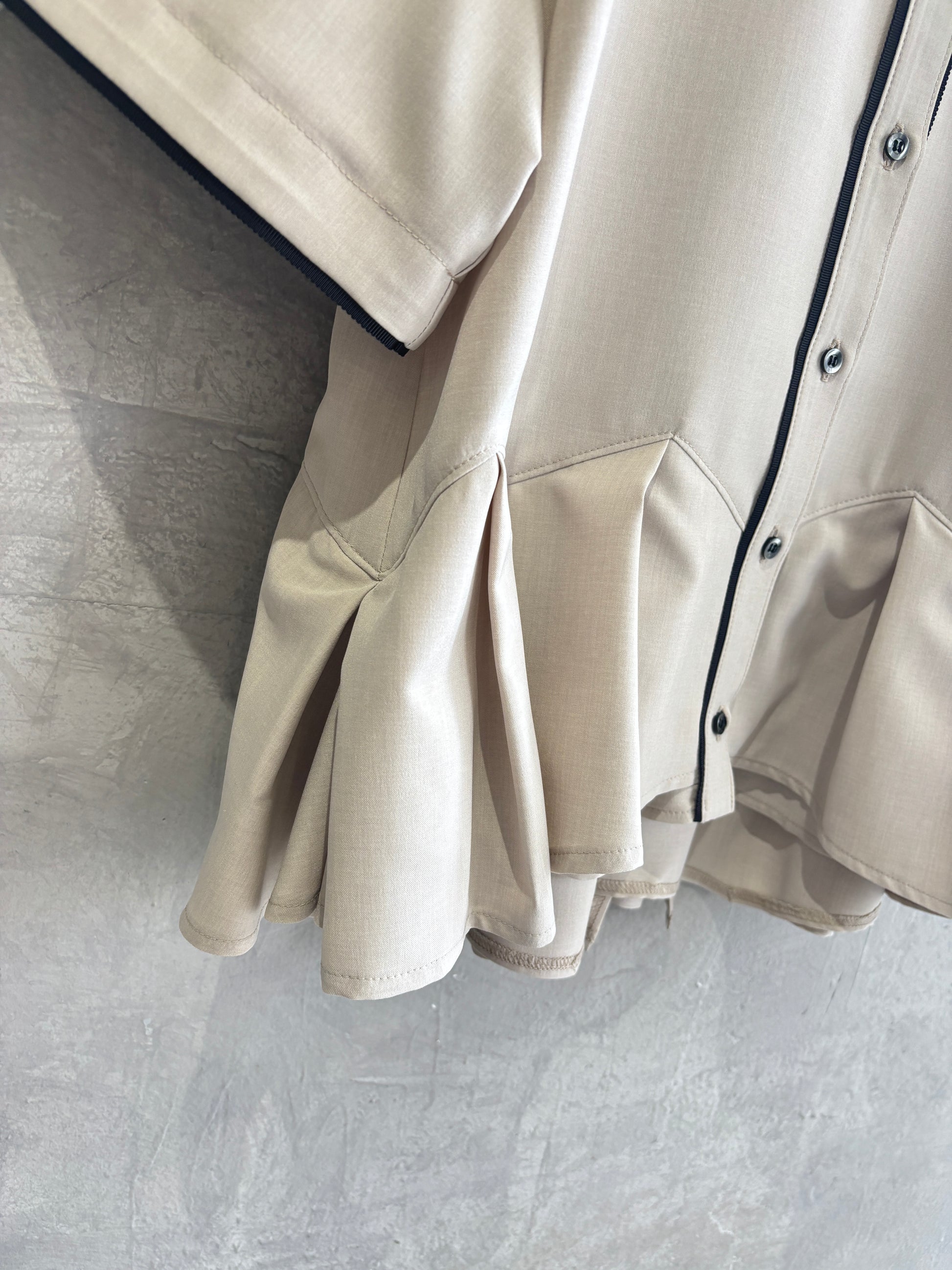 ぺプラムブラウス／trois