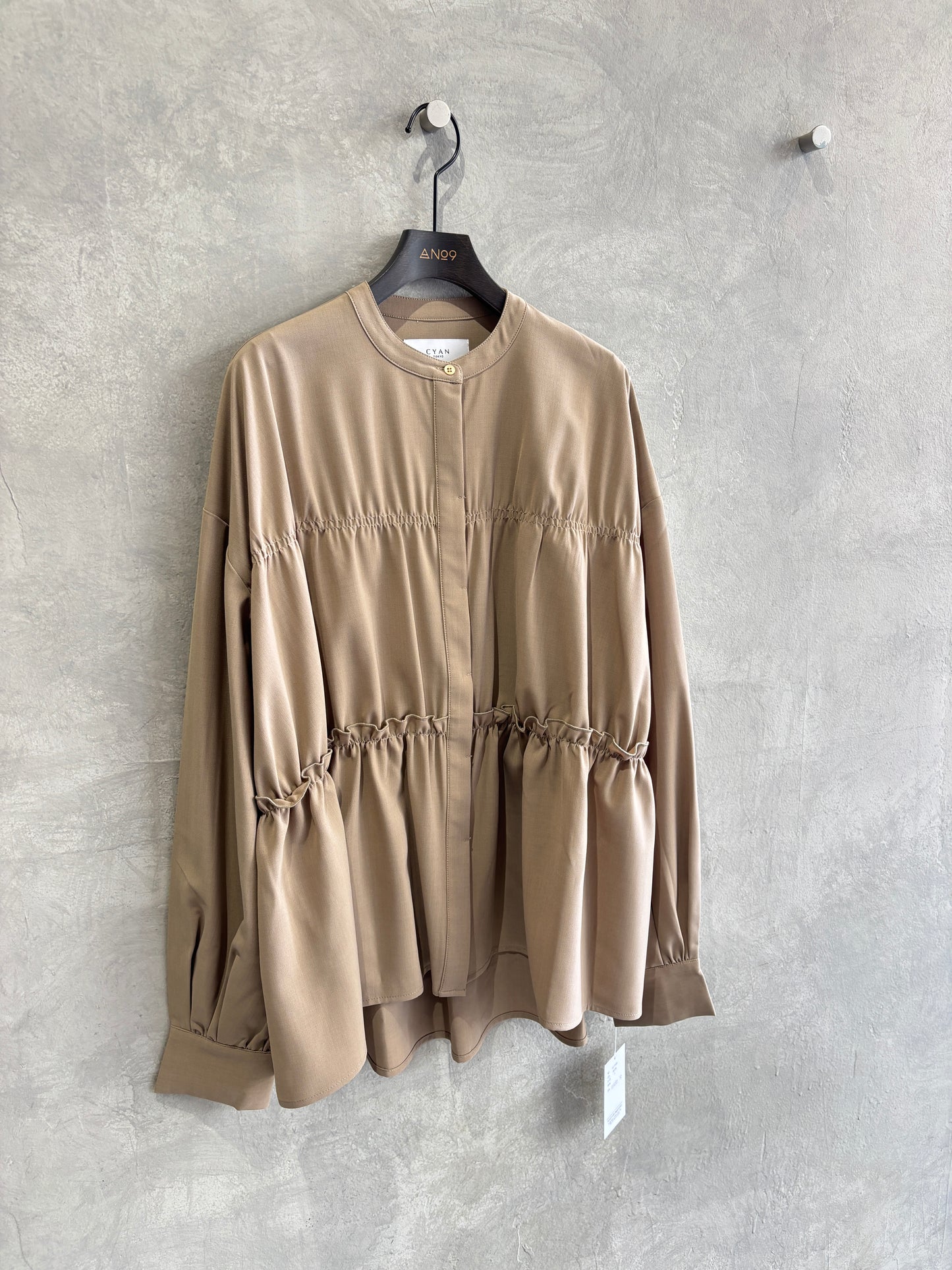 シャーリングティアードブラウス／CYAN tokyo