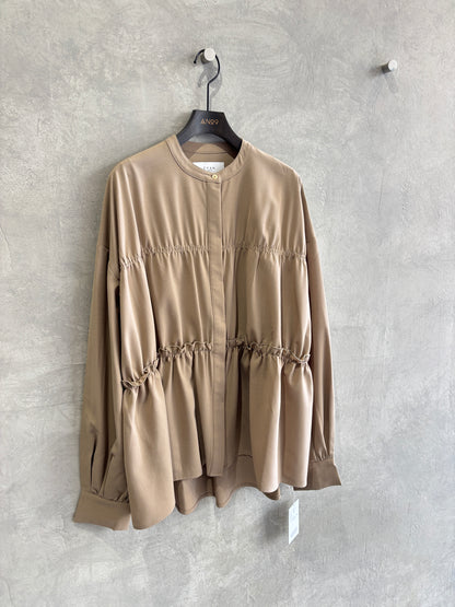 シャーリングティアードブラウス／CYAN tokyo