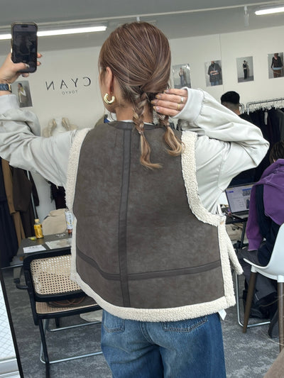 【予約⚡︎販売】バックオーバームートンベスト／604499／CYAN tokyo／2026 AW#1
