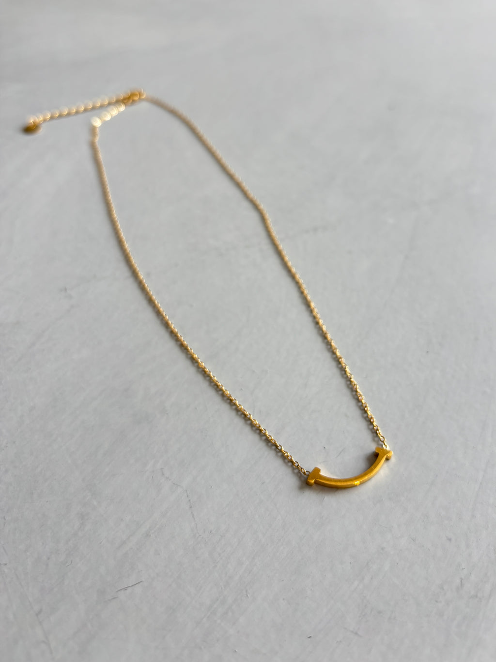 カーブネックレス