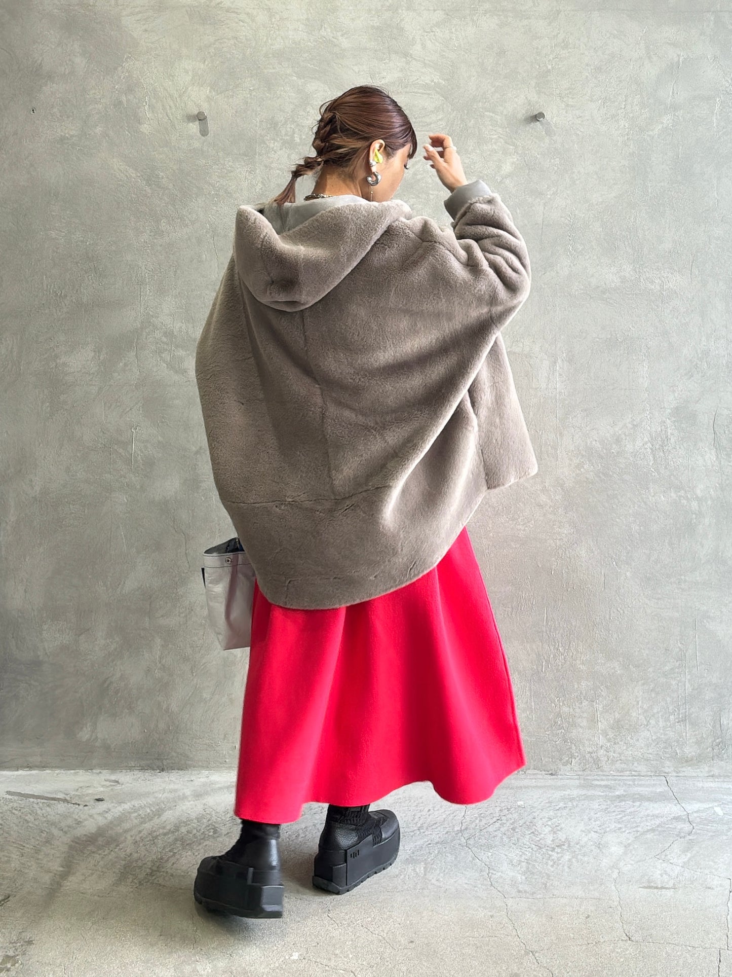 リバーシブルフェイクムートンフードコート／Dignite collier