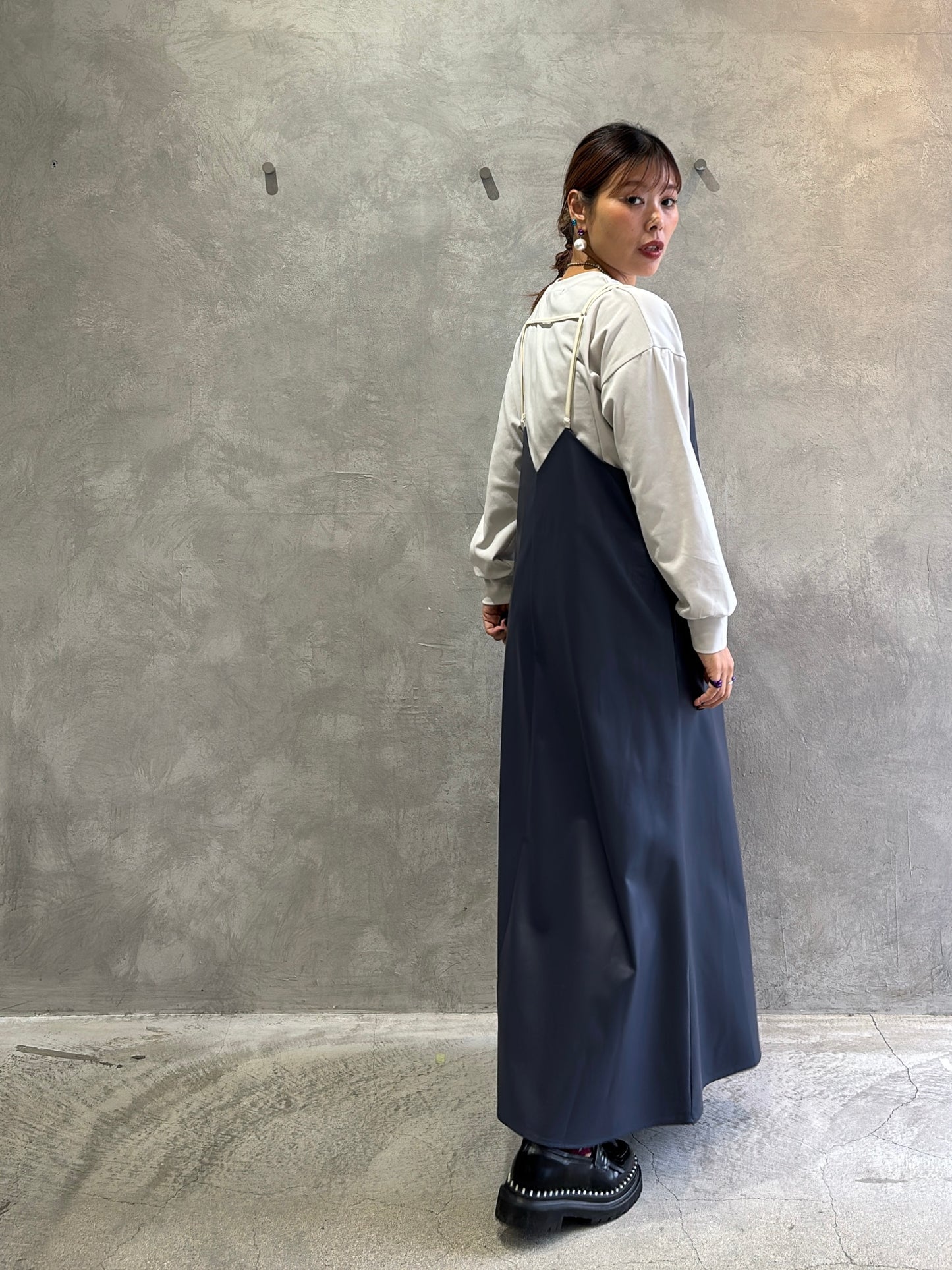 【再入荷】バイカラーフェイクレザージャンパースカート／LHELBIE