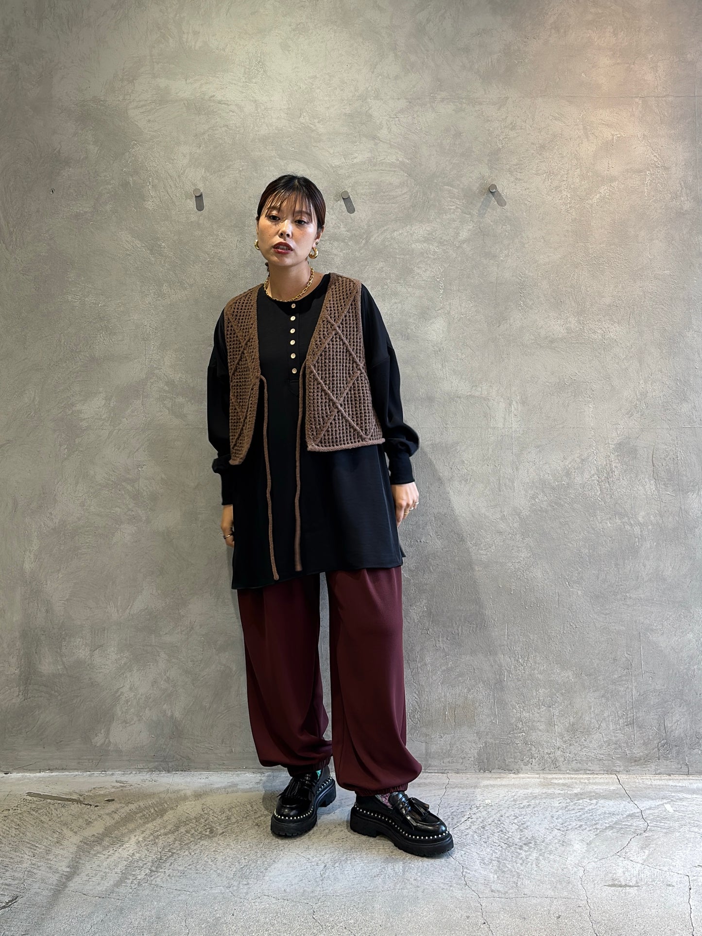 グロッシーヘンリーリブブラウス／CYAN tokyo