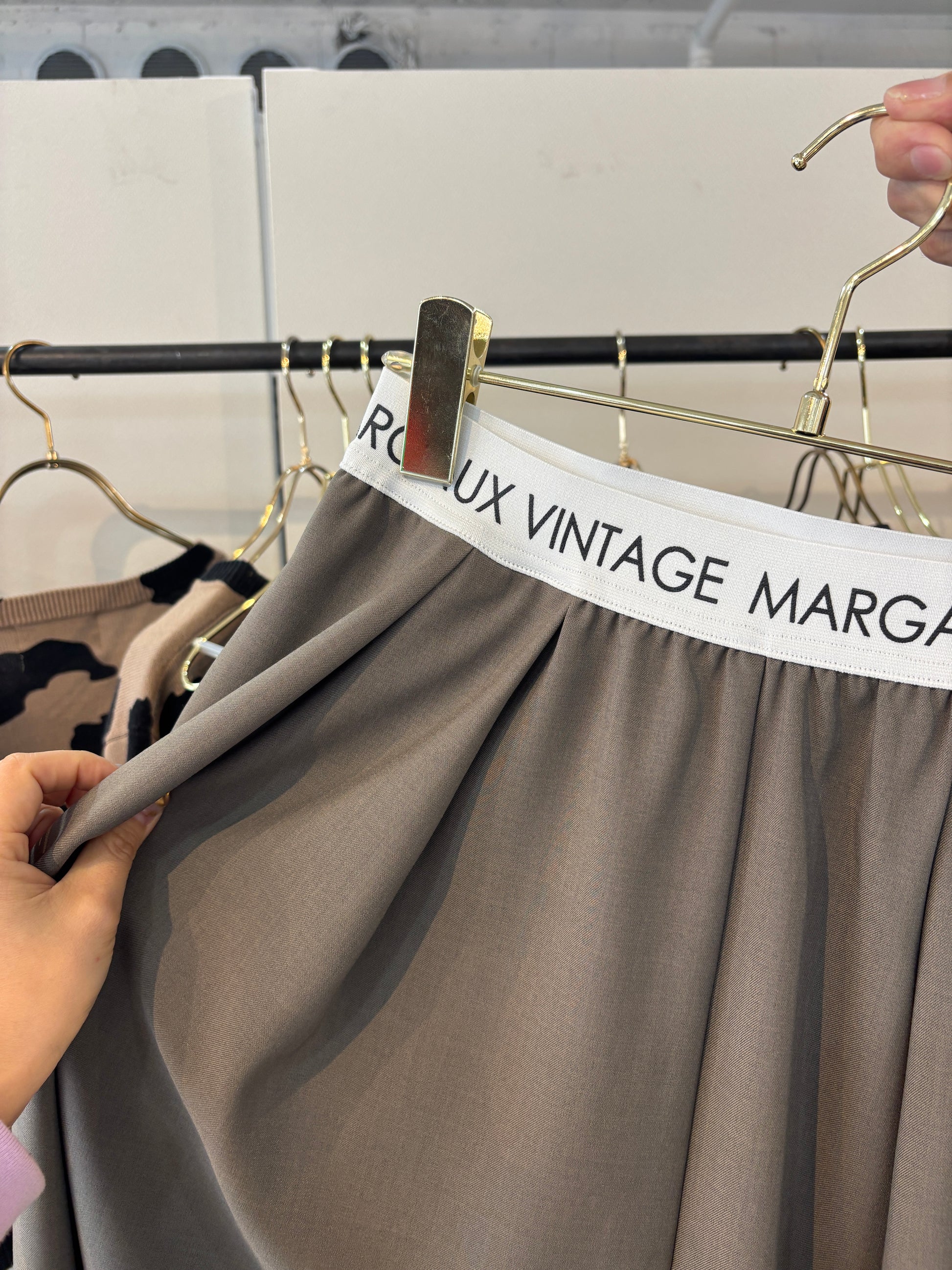 【予約⚡︎販売】ロゴウエストタックパンツ／MG PT-26089-A／MARGAUX VINTAGE／2026 AW＃1