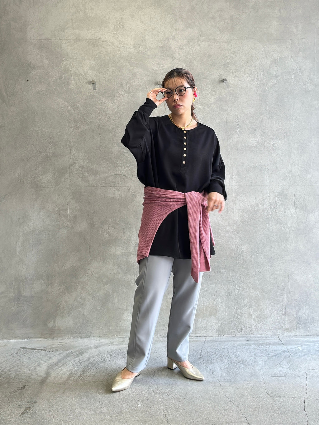 ★グロッシーヘンリーリブブラウス／CYAN tokyo