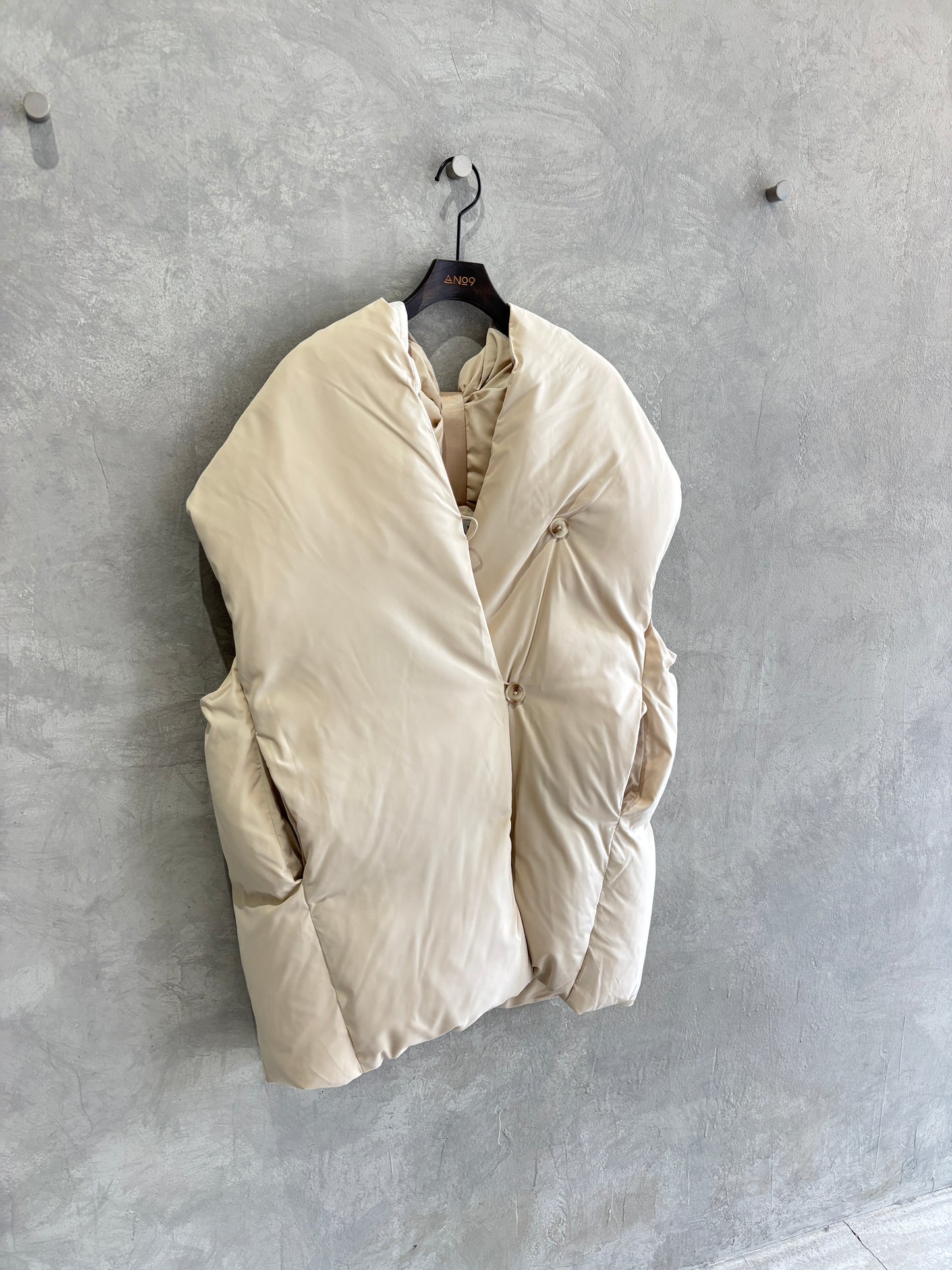 ストールライクダウンベスト／CYAN TOKYO