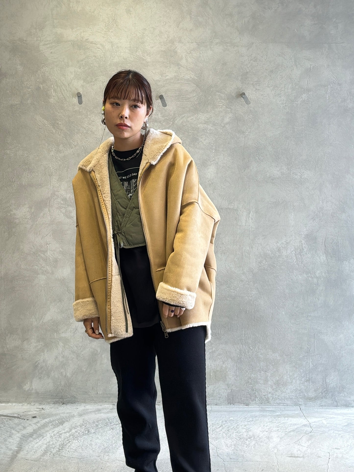 リバーシブルフェイクムートンフードコート／Dignite collier