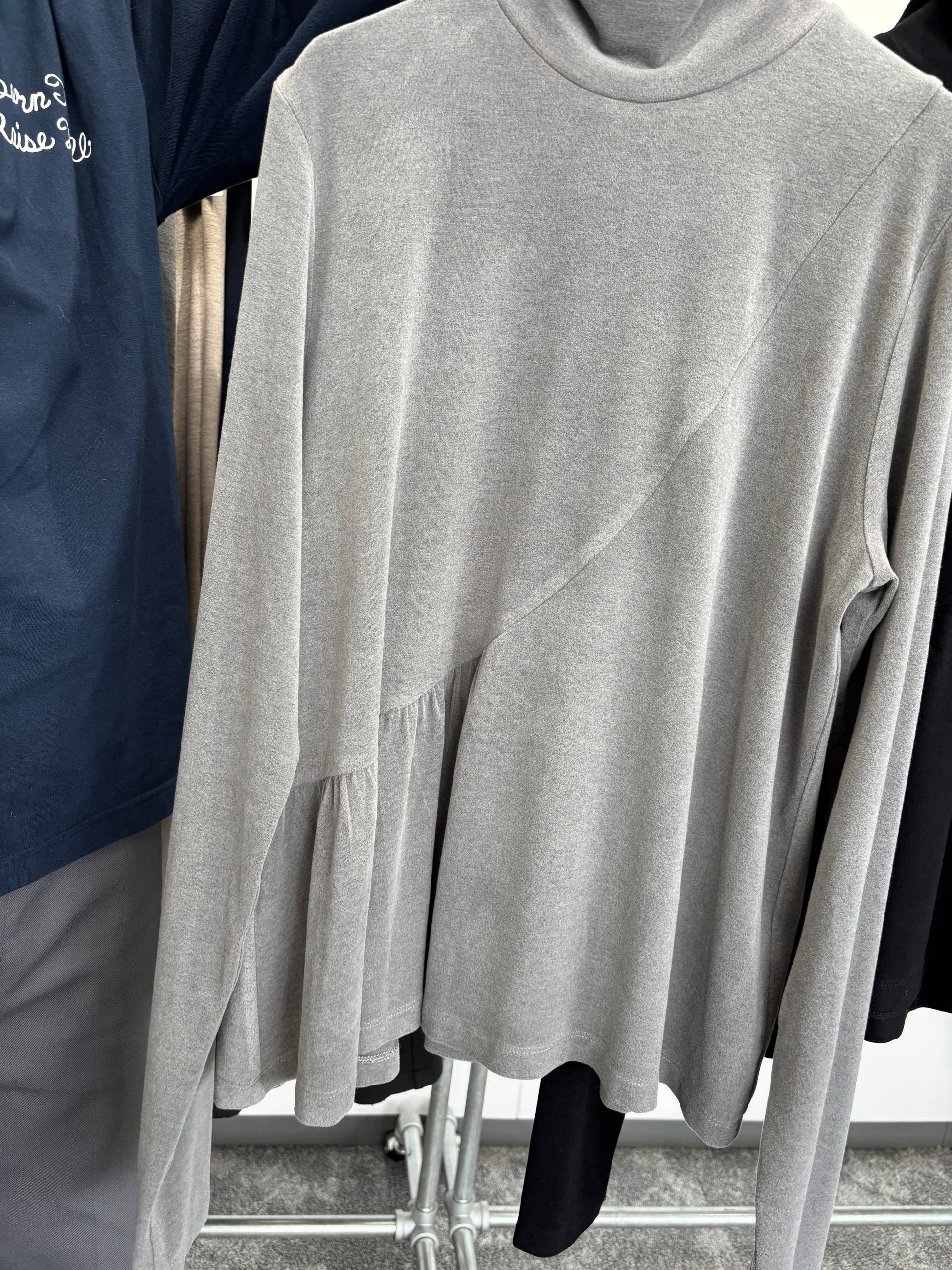 【予約⚡︎販売】アシメギャザーワームタートル／604506／CYAN tokyo／2026 AW#1