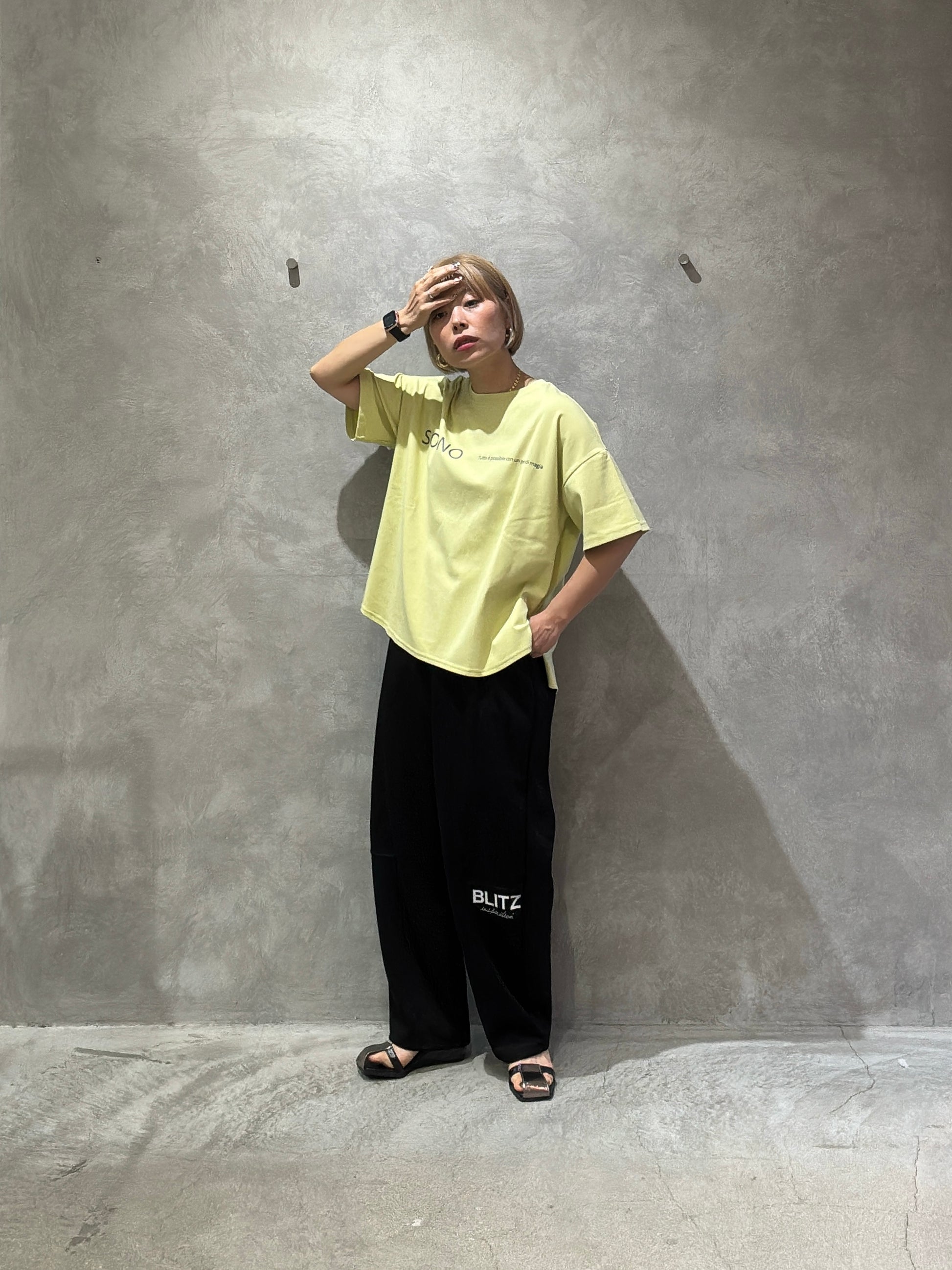オーバーサイズロゴTシャツ／Anna Kerry
