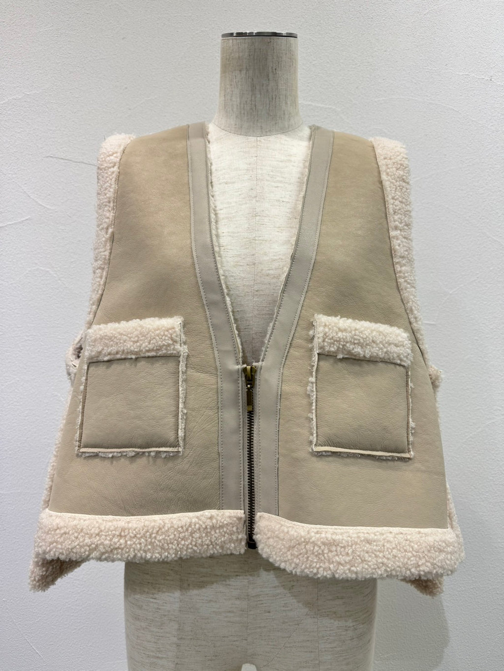 【予約⚡︎販売】バックオーバームートンベスト／604499／CYAN tokyo／2026 AW#1