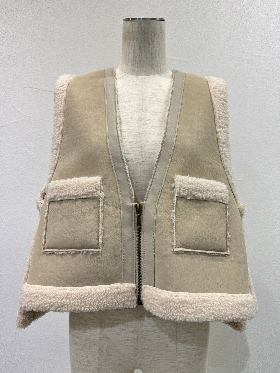 【予約⚡︎販売】バックオーバームートンベスト／604499／CYAN tokyo／2026 AW#1