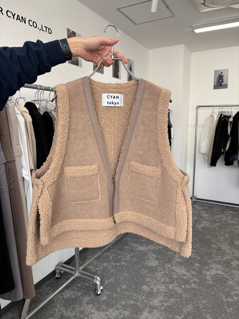 【予約⚡︎販売】バックオーバームートンベスト／604499／CYAN tokyo／2026 AW#1