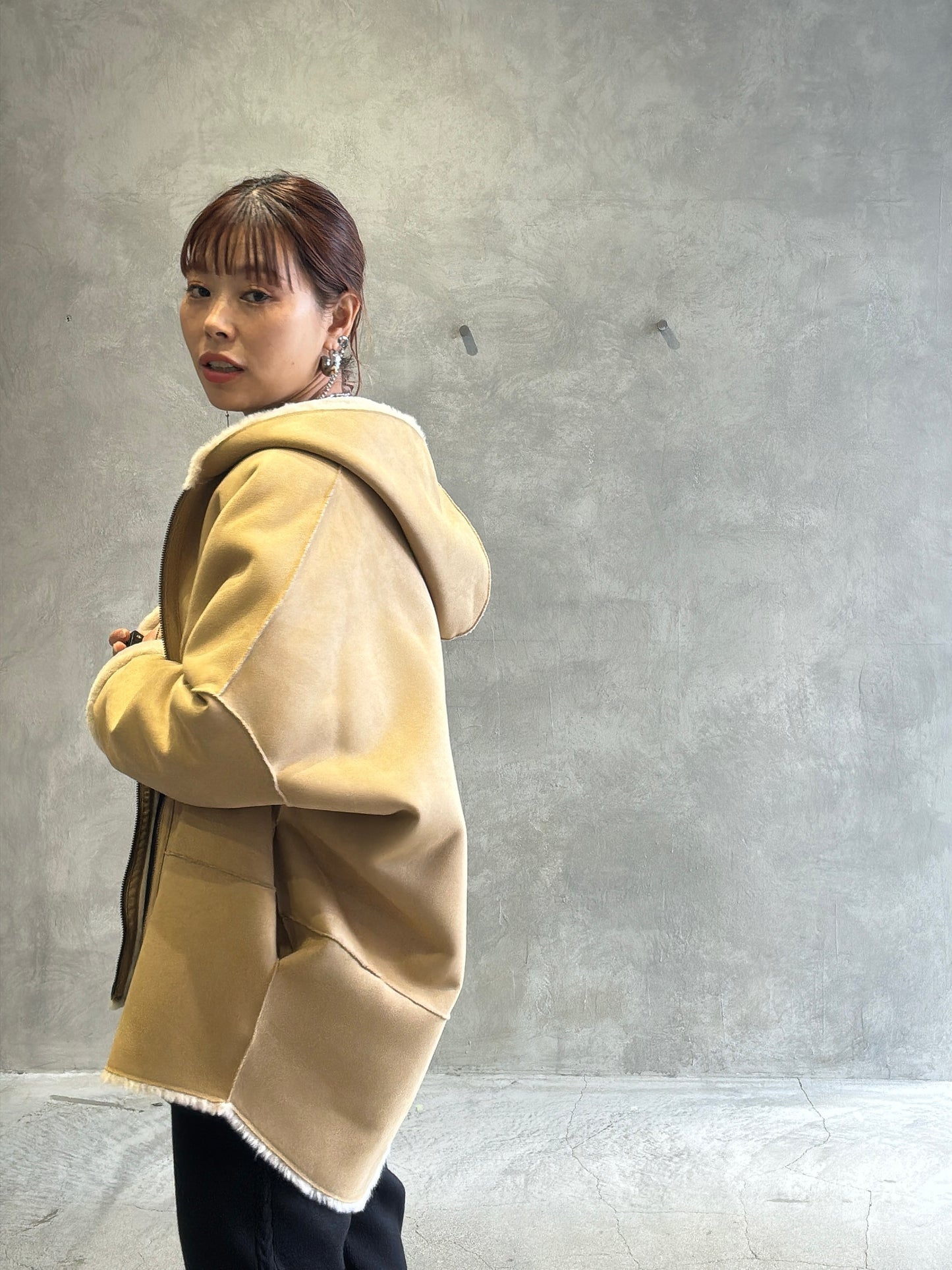 リバーシブルフェイクムートンフードコート／Dignite collier