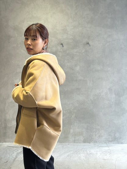 リバーシブルフェイクムートンフードコート／Dignite collier