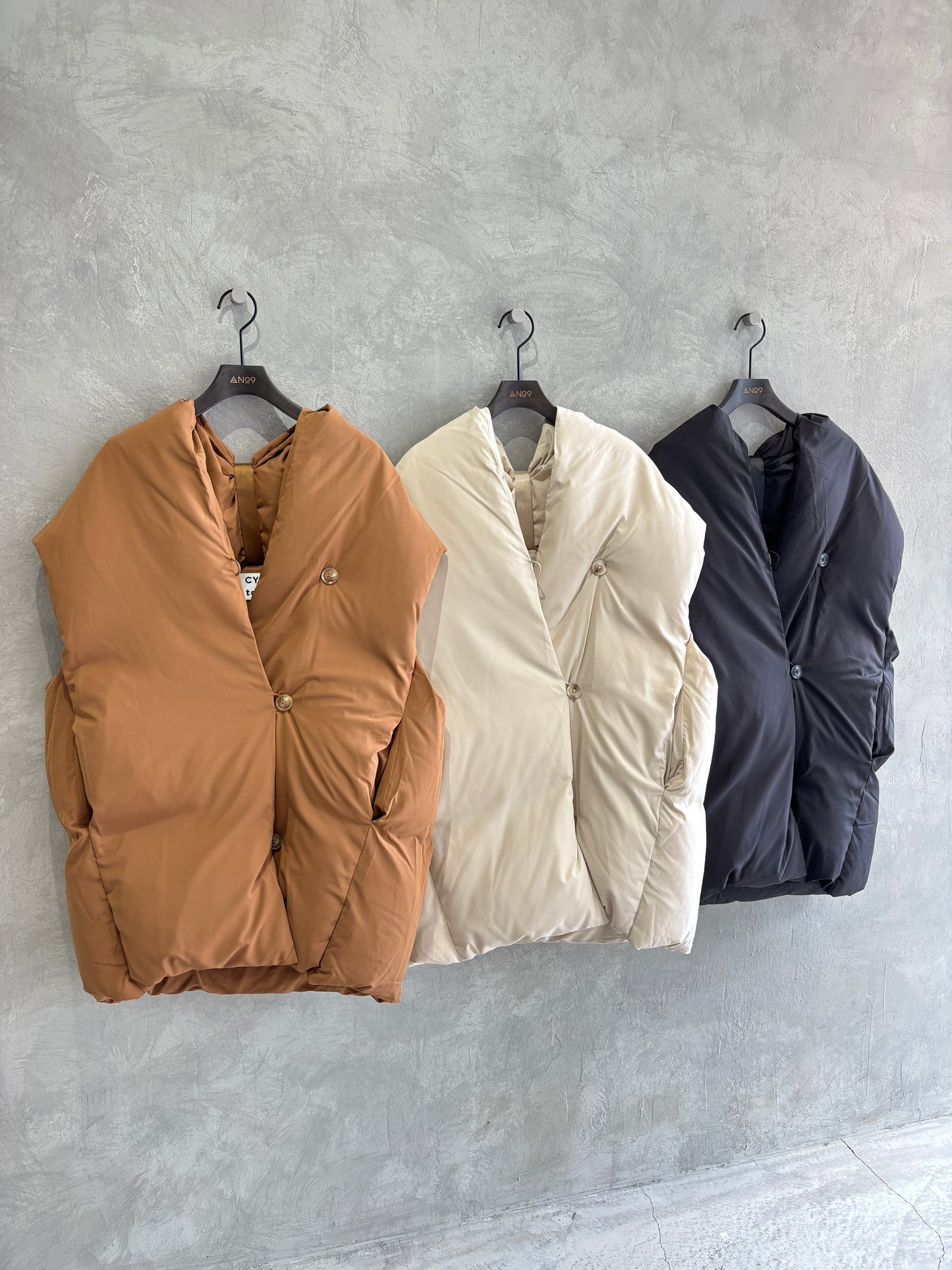 ストールライクダウンベスト／CYAN TOKYO