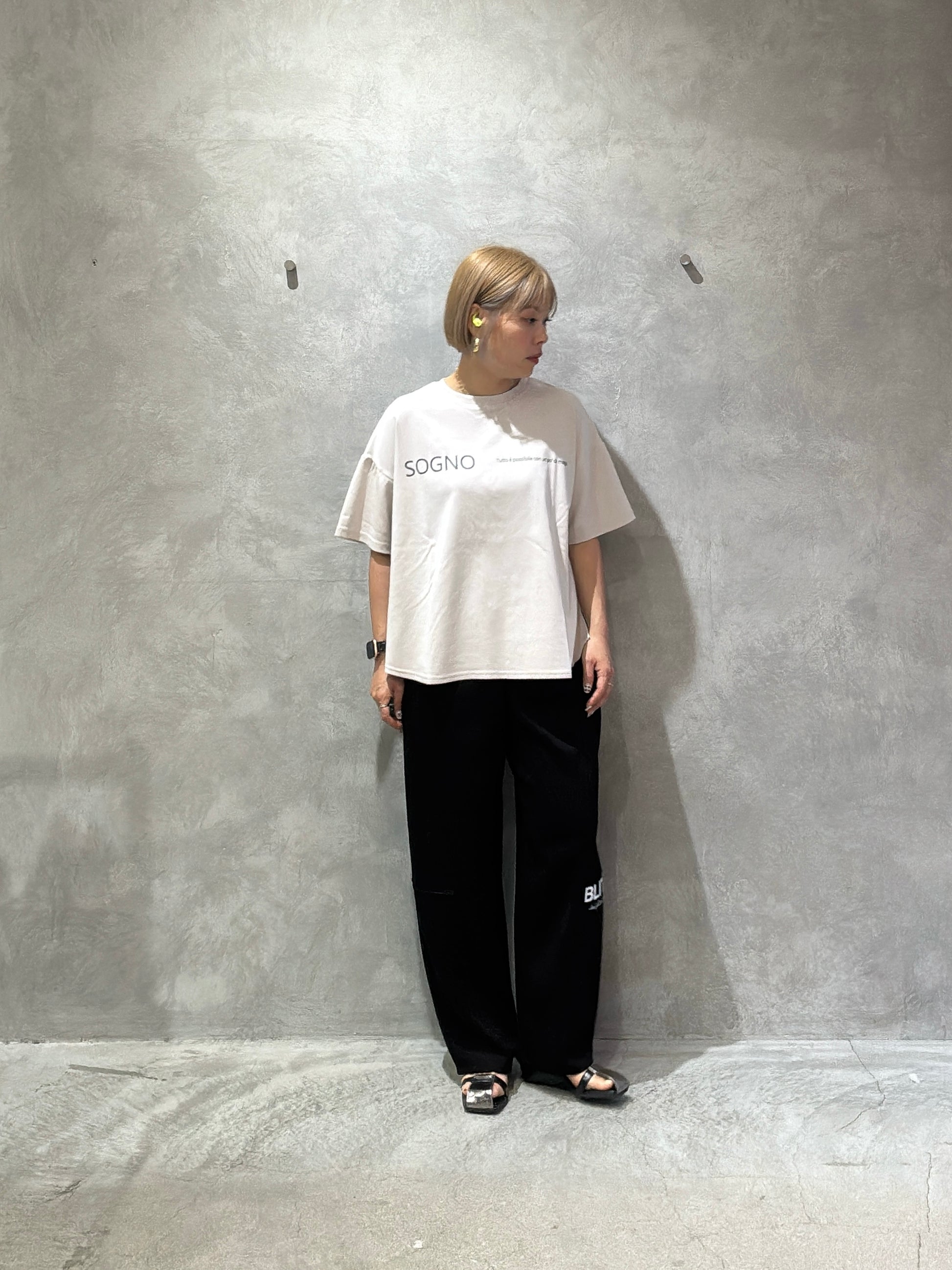オーバーサイズロゴTシャツ／Anna Kerry