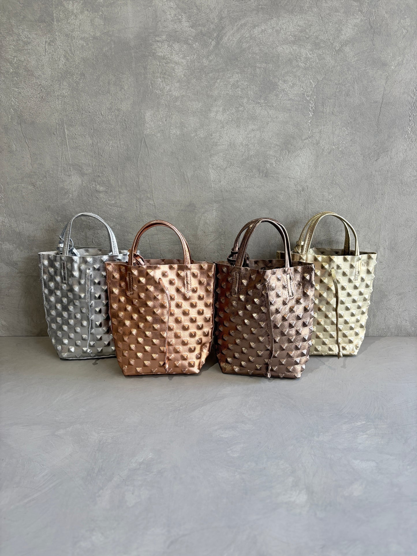 スタッズエンボスバッグ／イタリア・フィレンチェのレザーバッグ