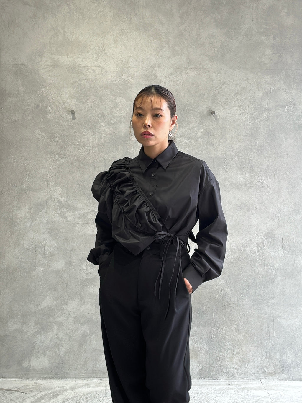 ギャザーぺプラム付きシャツ／VERSEAU